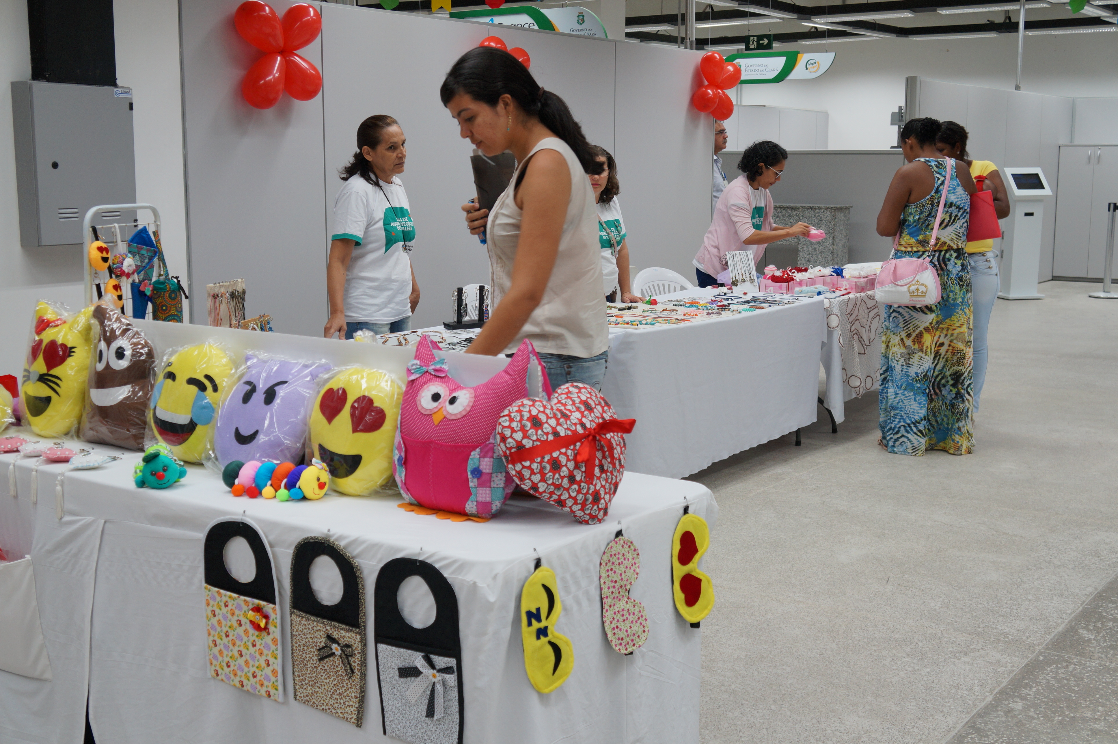 Mulher observando os artigos expostos na Feira de Pequenos Negócios de Fortaleza