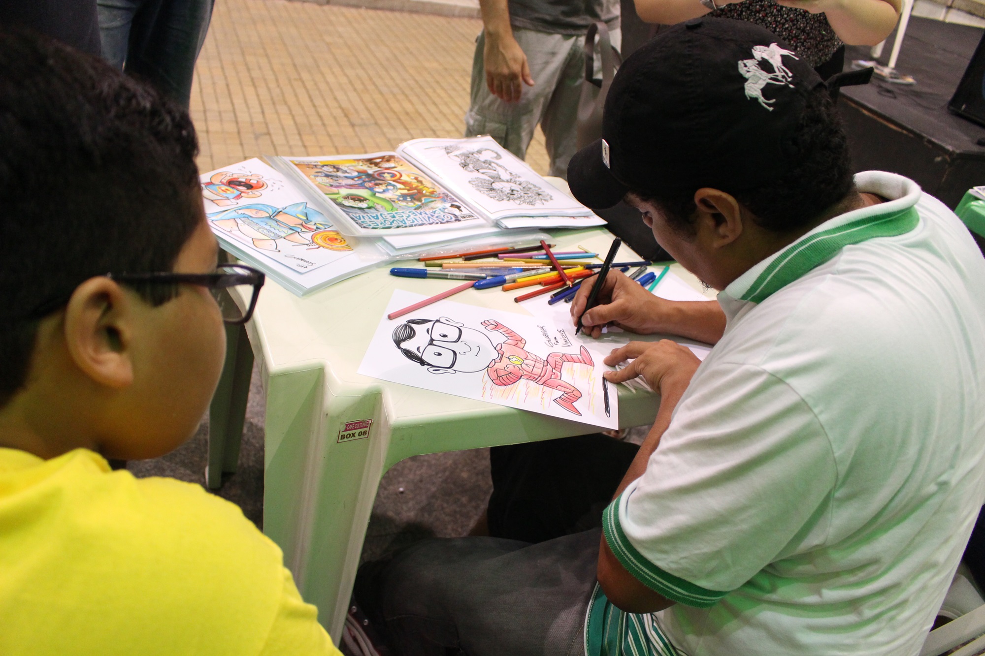 Cartunista Guabiras fazer um retrato de um garoto