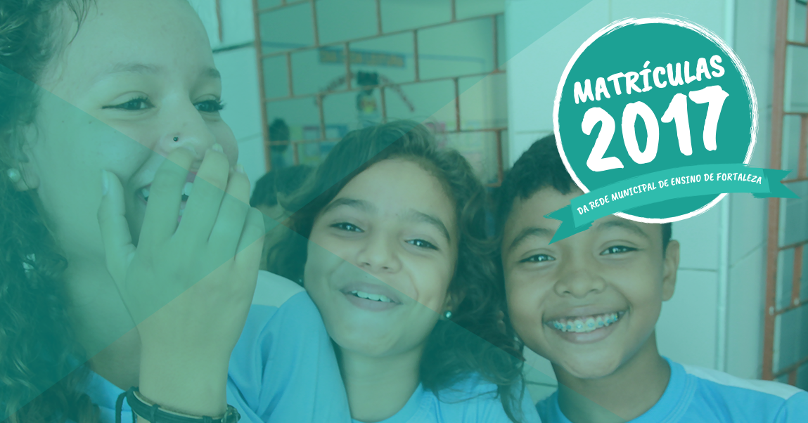 Três alunos da rede municipal de ensino de Fortaleza fardados sorriem