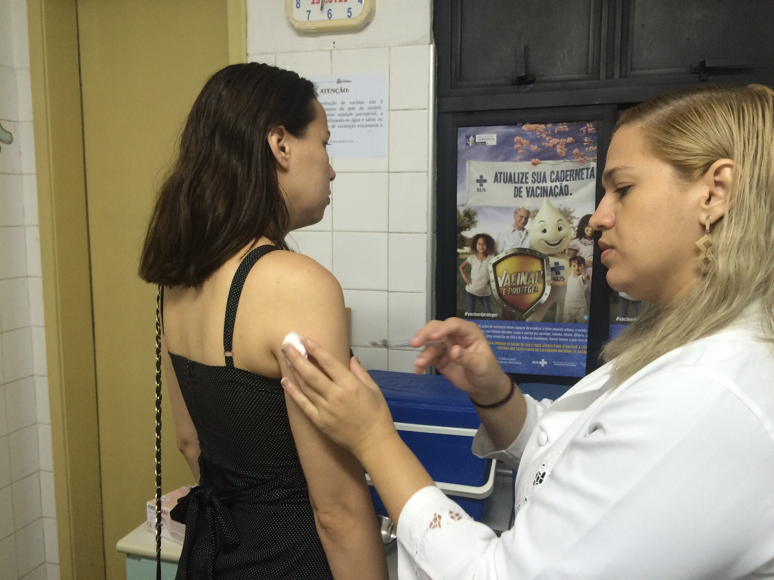 Aplicação de vacina em posto de saúde