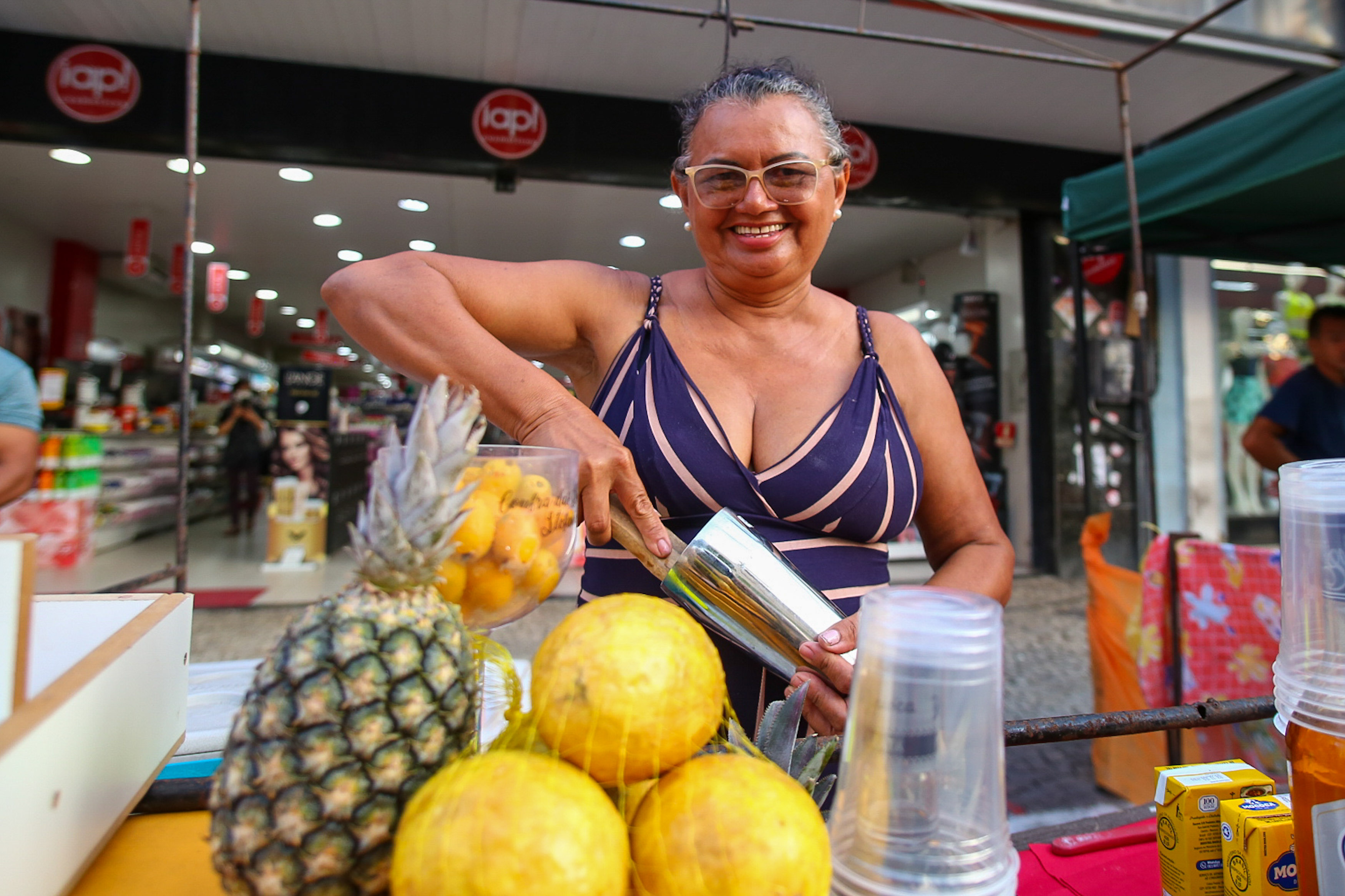 Crisely posa para a foto preparando um coquetel