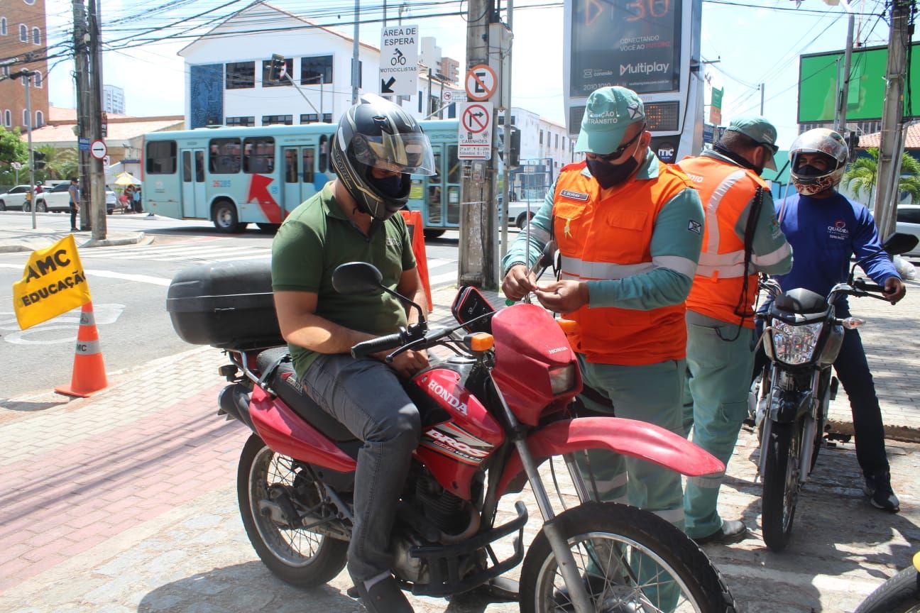 Ação tem também o objetivo de orientar os motociclistas quanto ao uso de outros equipamentos de segurança, como o capacete