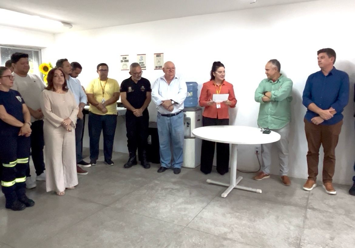 grupo de pessoas em pé numa sala