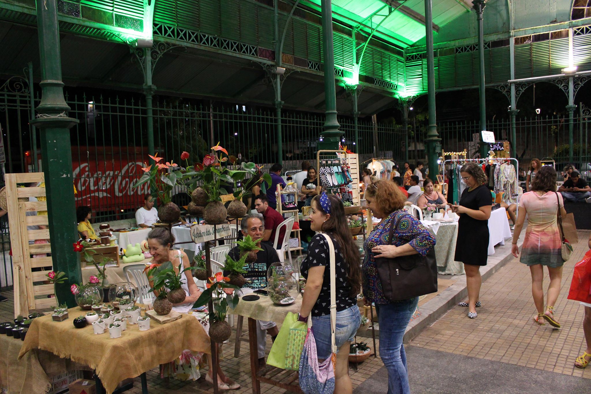 Visitantes observam estandes com produtos de artesanato e moda, durante feira Mercado Coletivo, no Mercado dos Pinhões