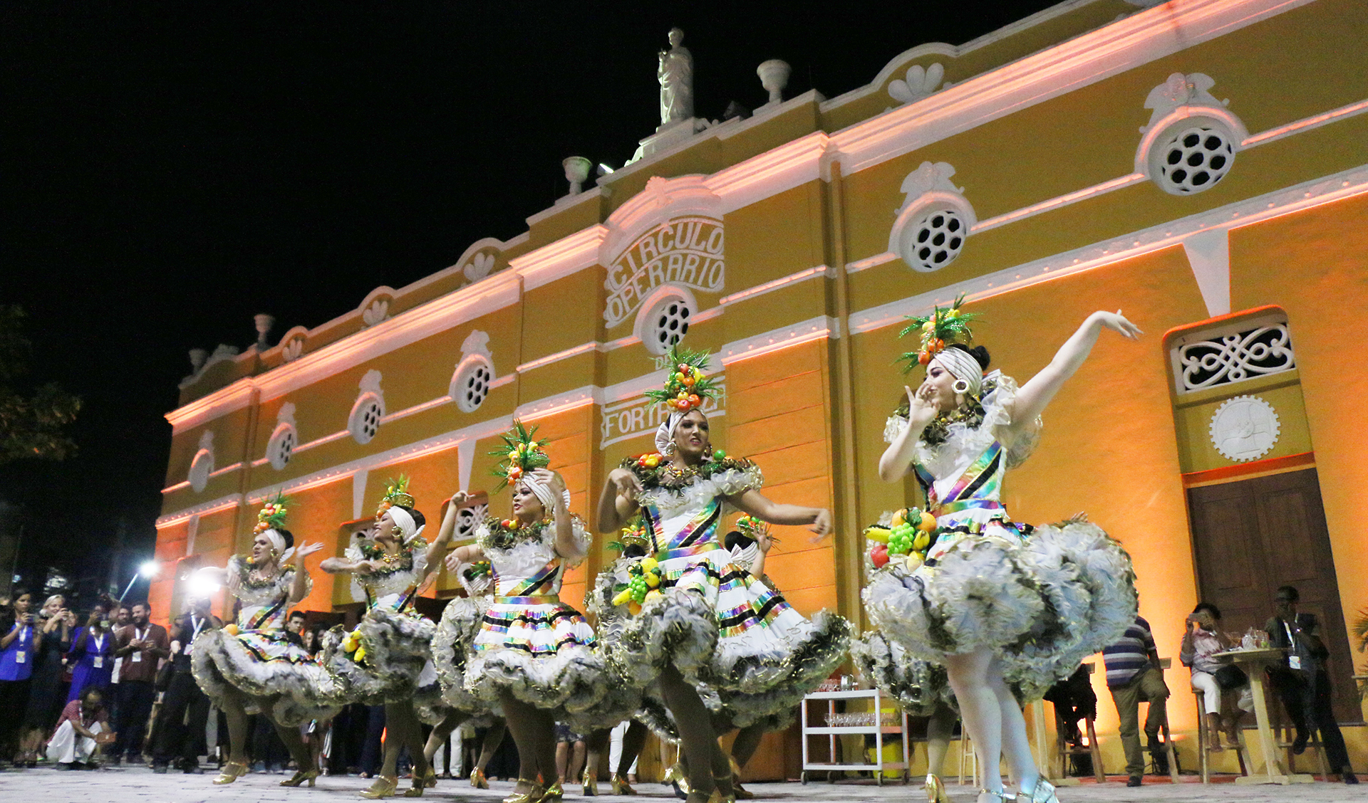 quadrilha de são joão dançando