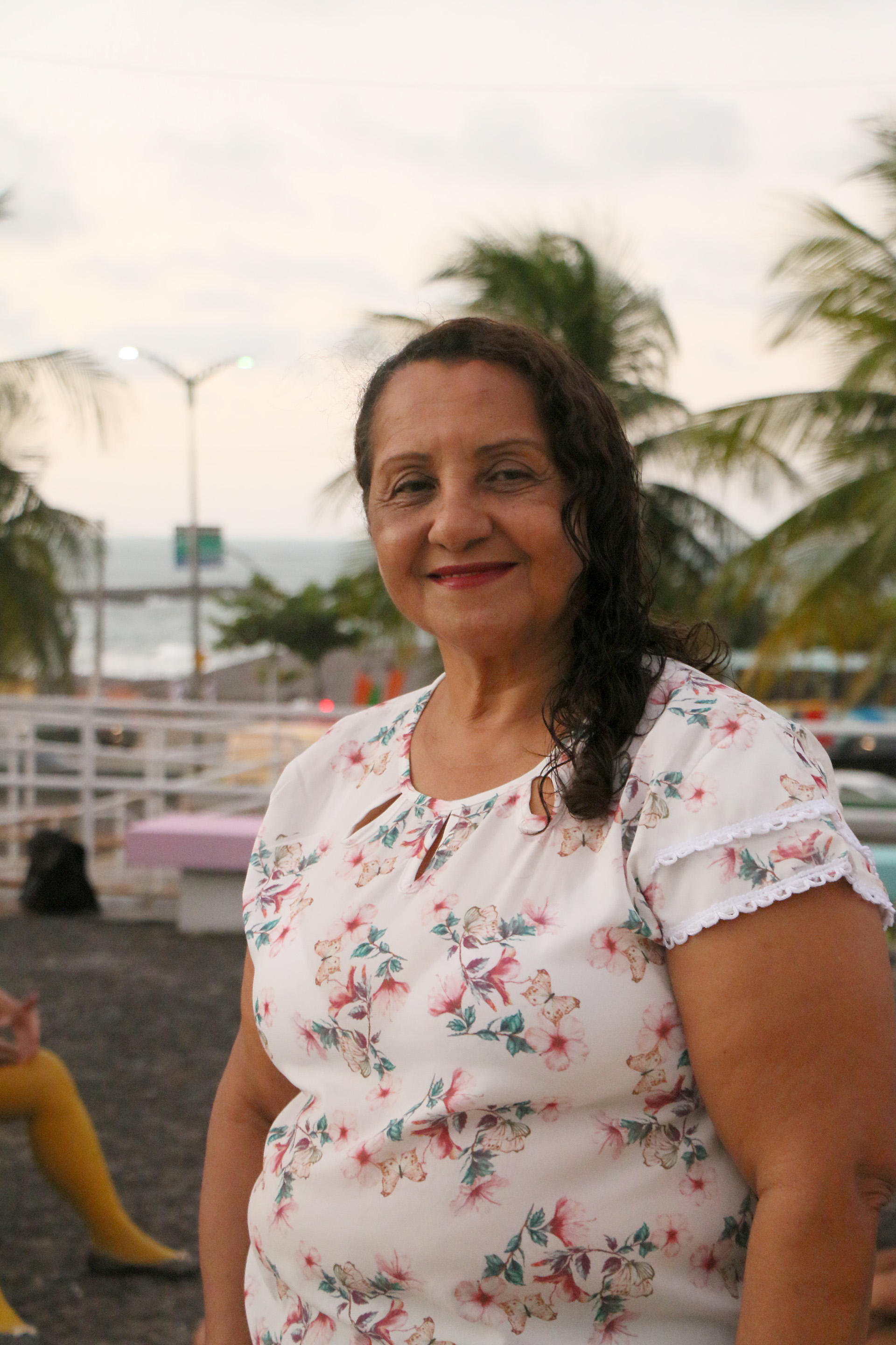 mulher posa para foto sorrindo