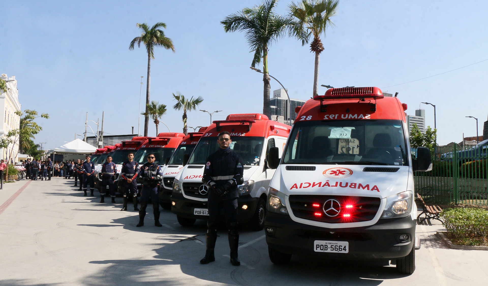 Ambulâncias e motoristas enfileirados lado a lado