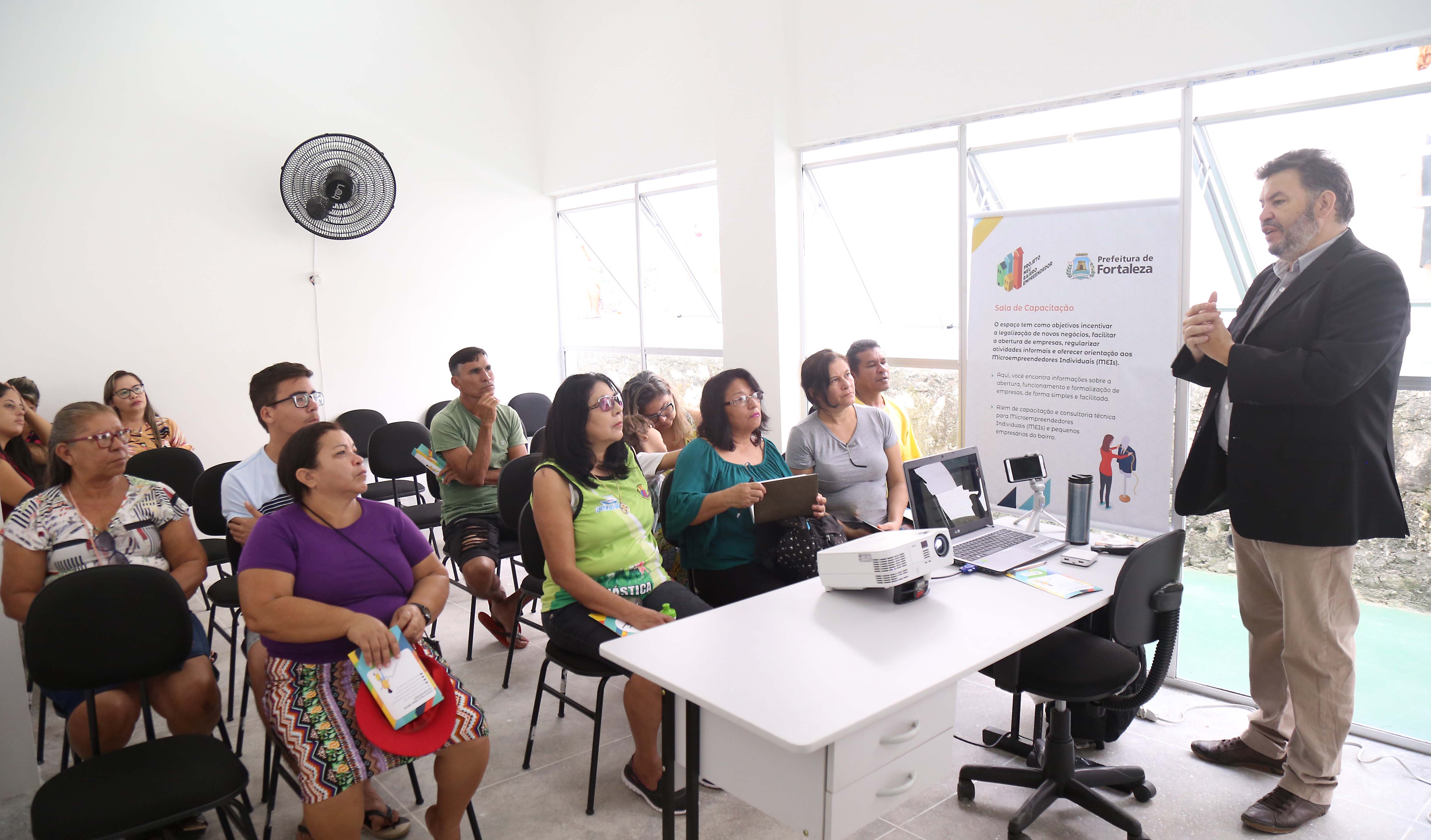 Pessoas em uma capacitação.