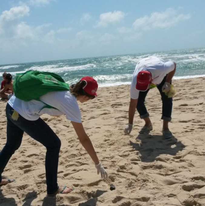 Ação de educação ambiental na Praia de Iracema