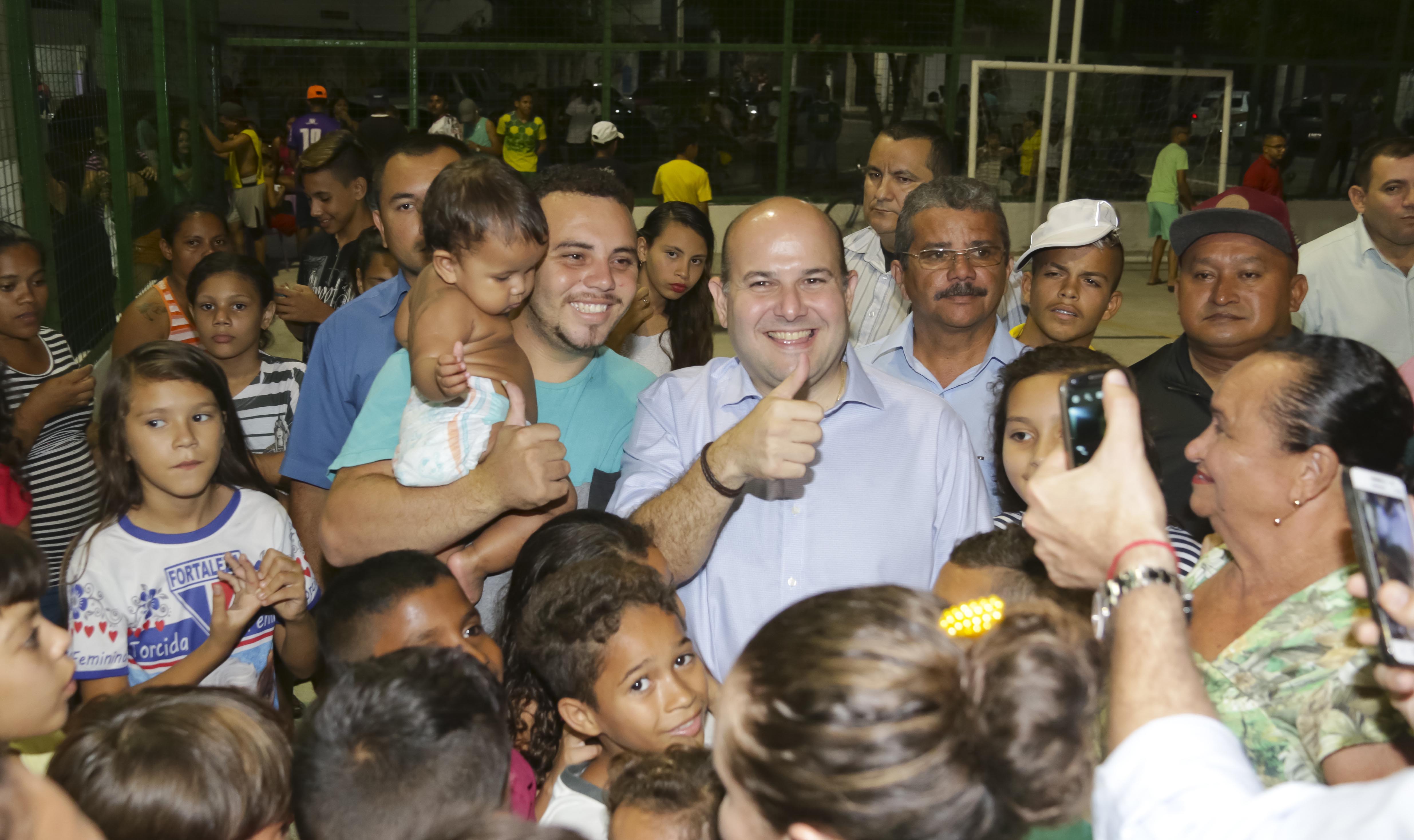 prefeito roberto cláudio rodeado de crianças em praça