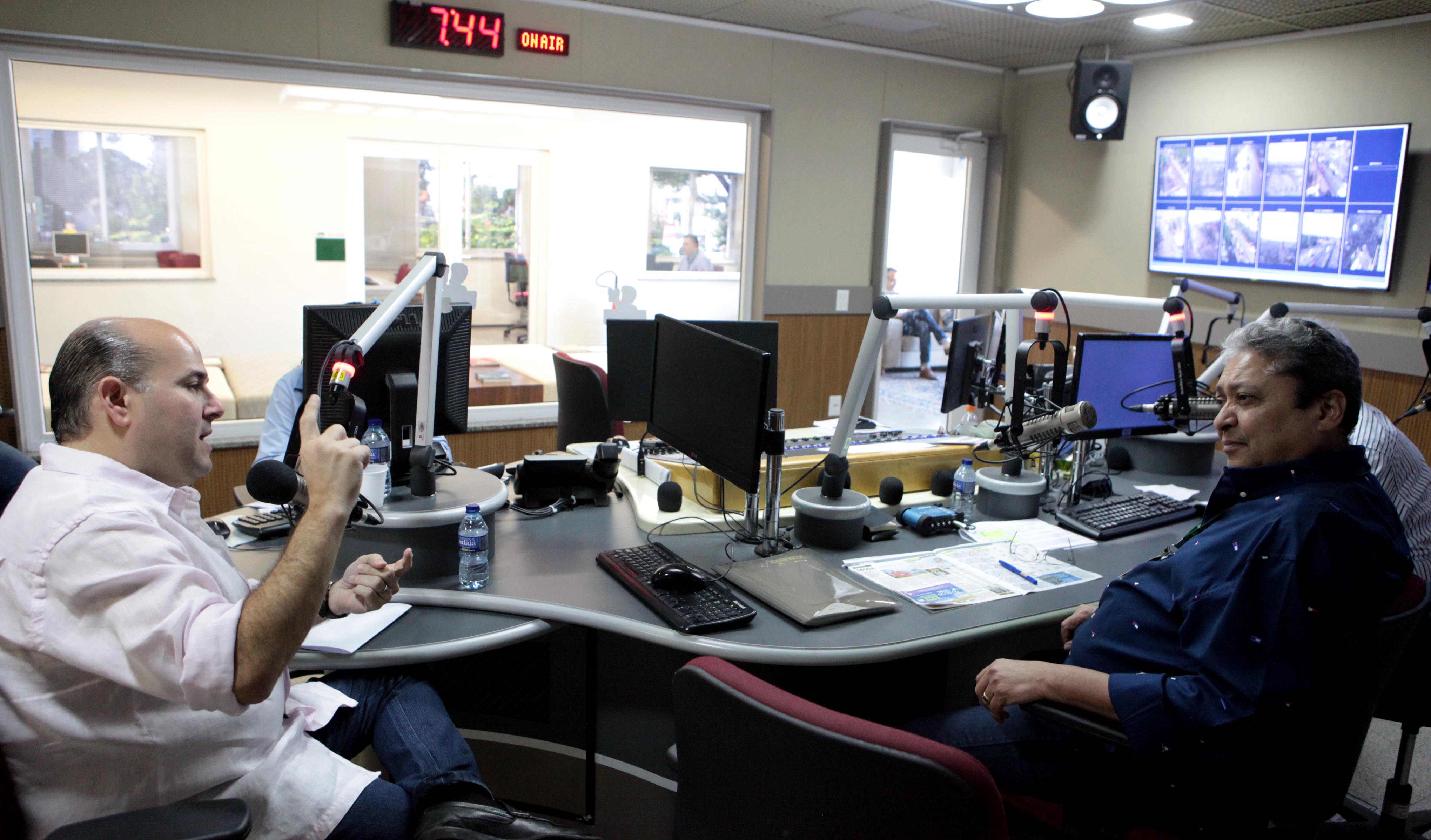 prefeito roberto cláudio dá entrevista em estúdio de rádio