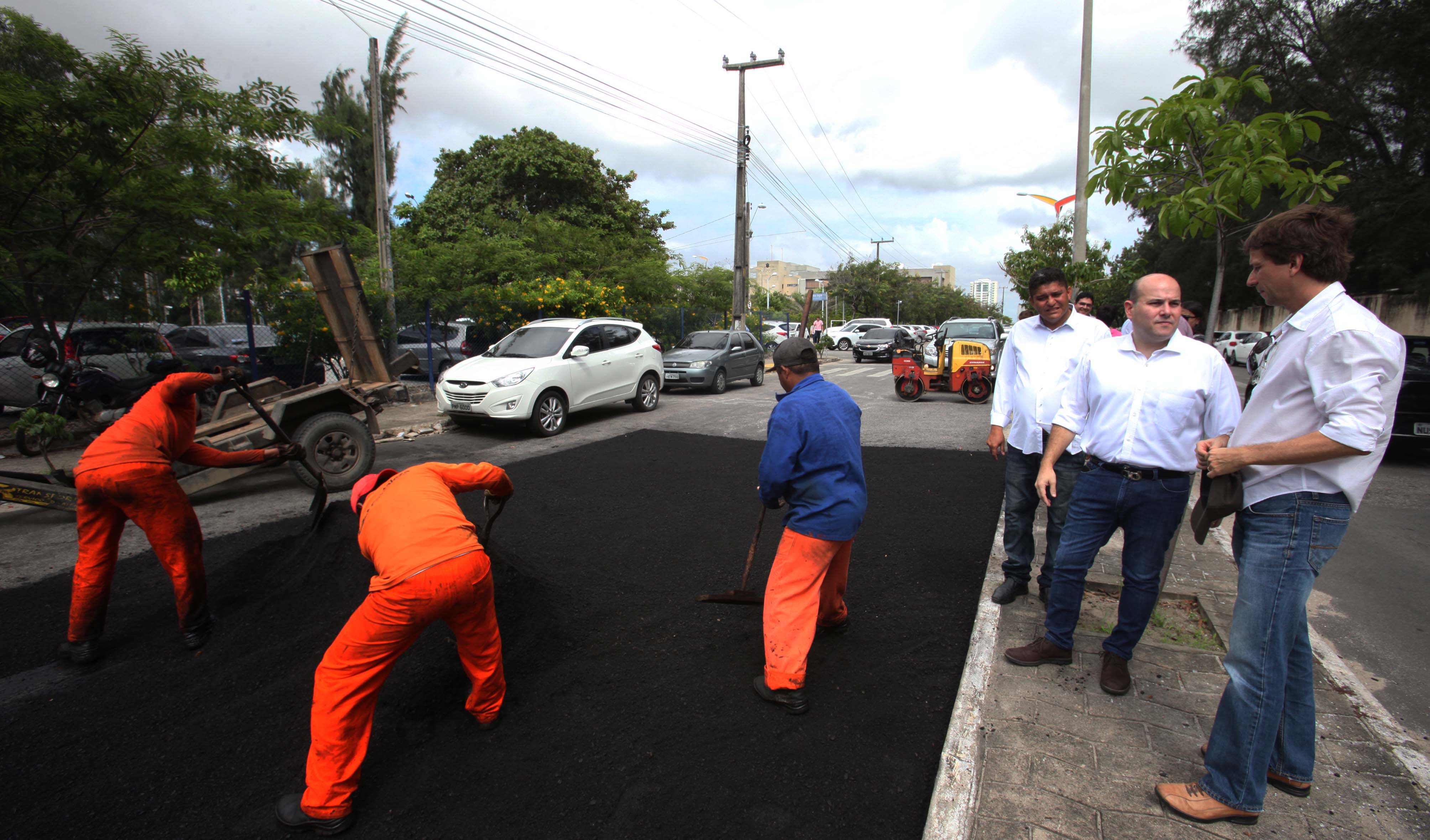 prefeito roberto cláudio observa operários fazendo operação tapa buracos