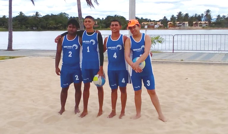 Equipe da Rede Cuca reunida antes do início do torneio de vôlei de praia inclusivo, na cidade do Eusébio