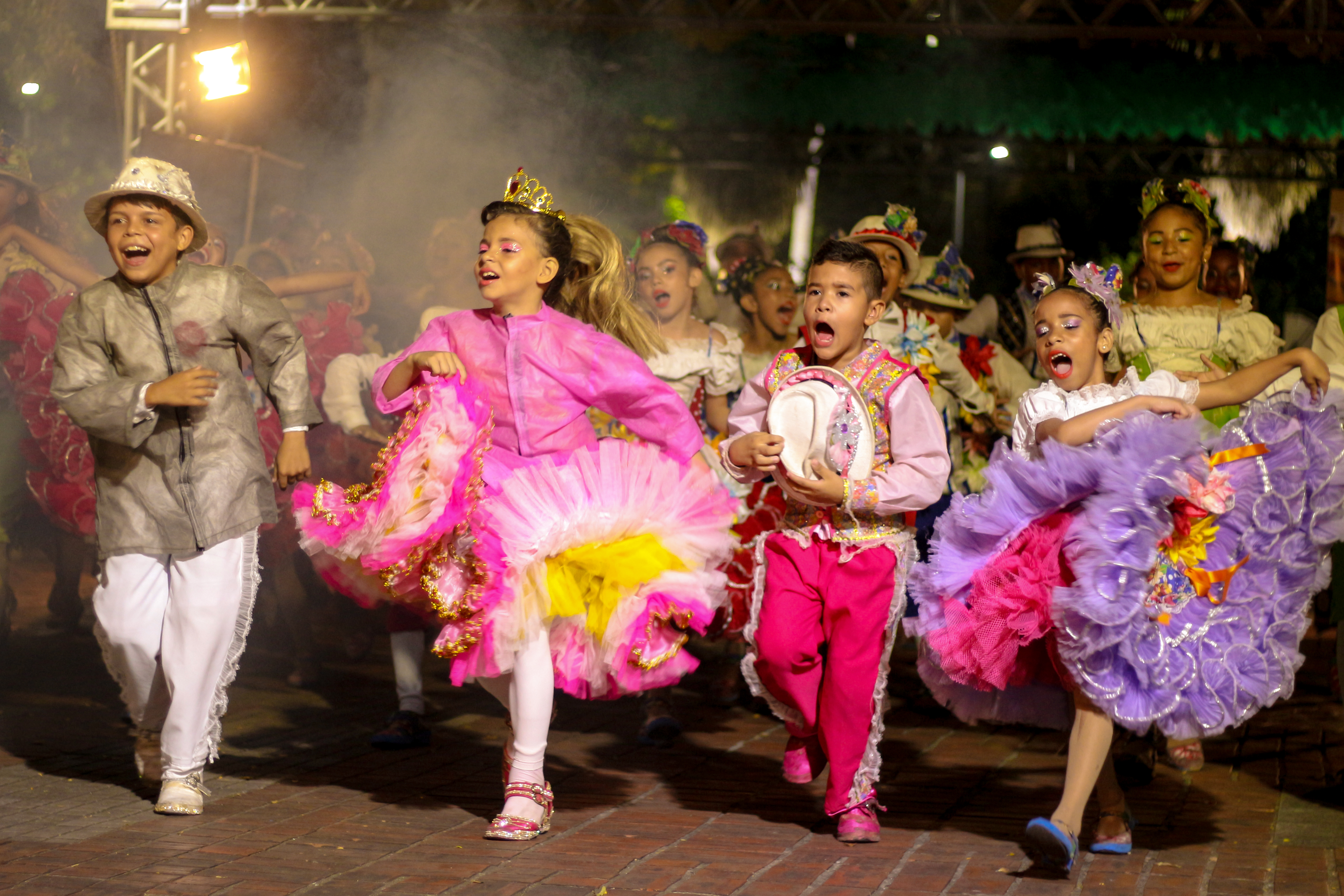 Crianças dançam caracterizadas em grupo de quadrilha junina infantil
