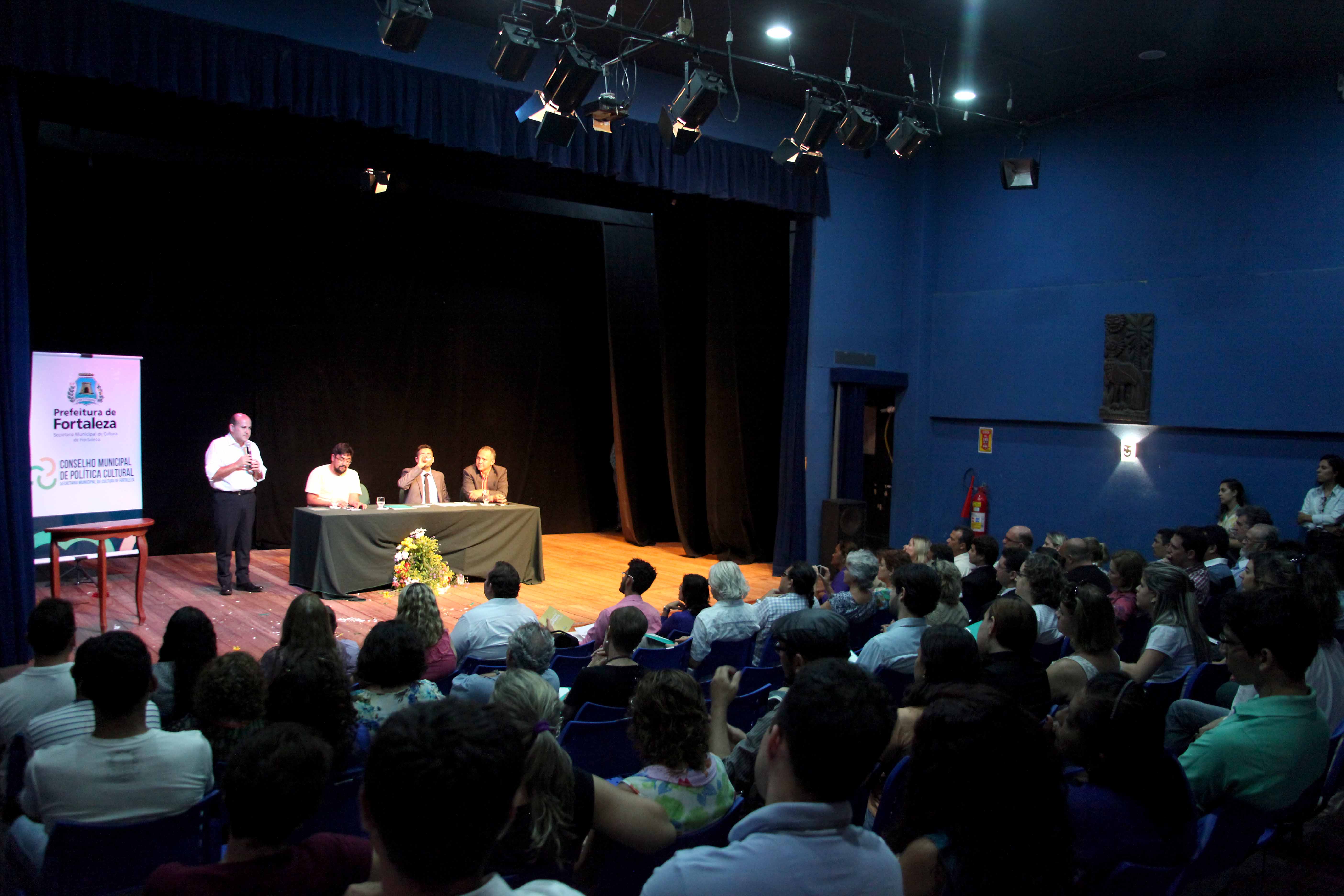 Imagem do público no Teatro Antonieta Noronha durante a posse do CMPC
