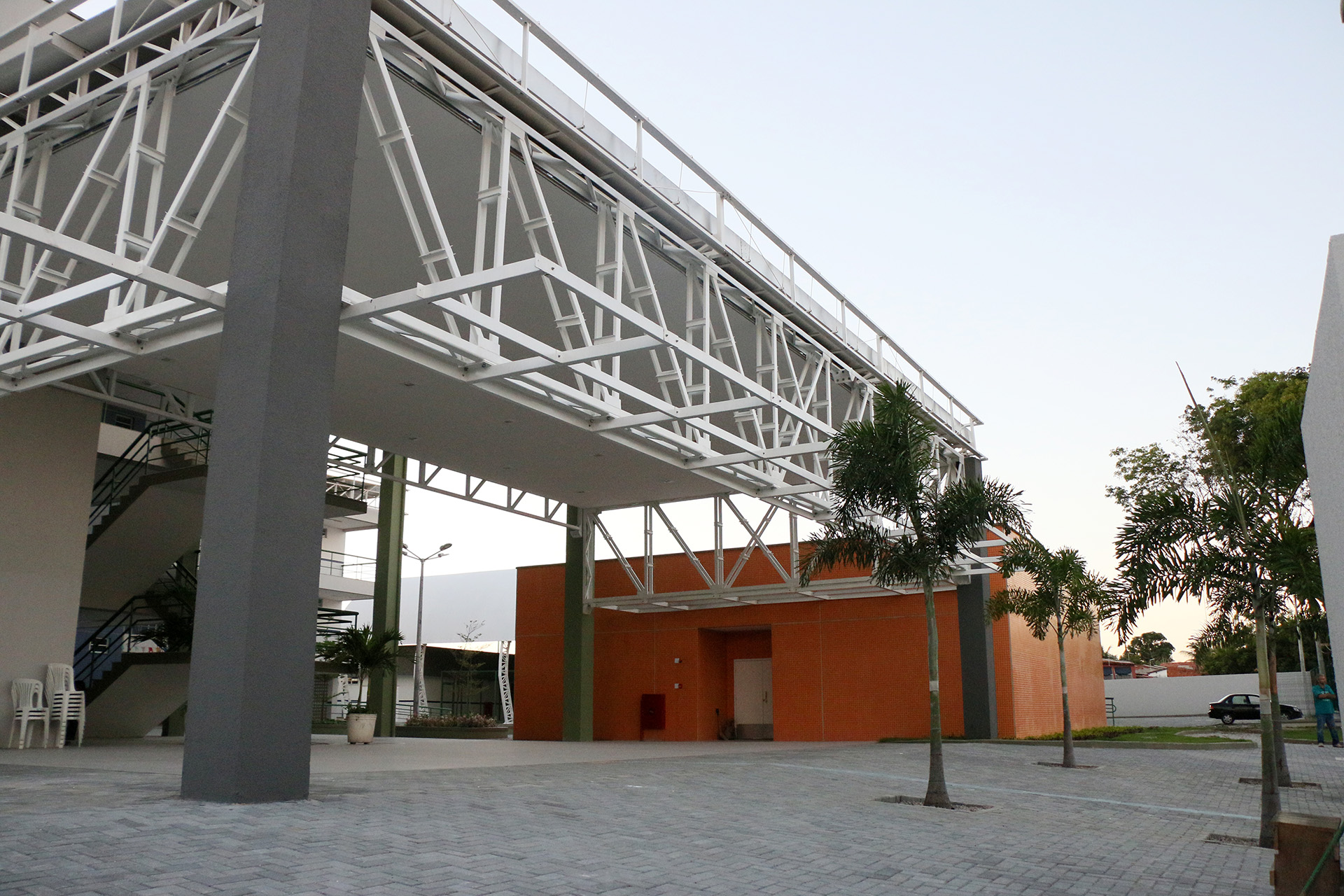 Fachada padrão das escolas de tempo integral construídas pela Prefeitura de Fortaleza