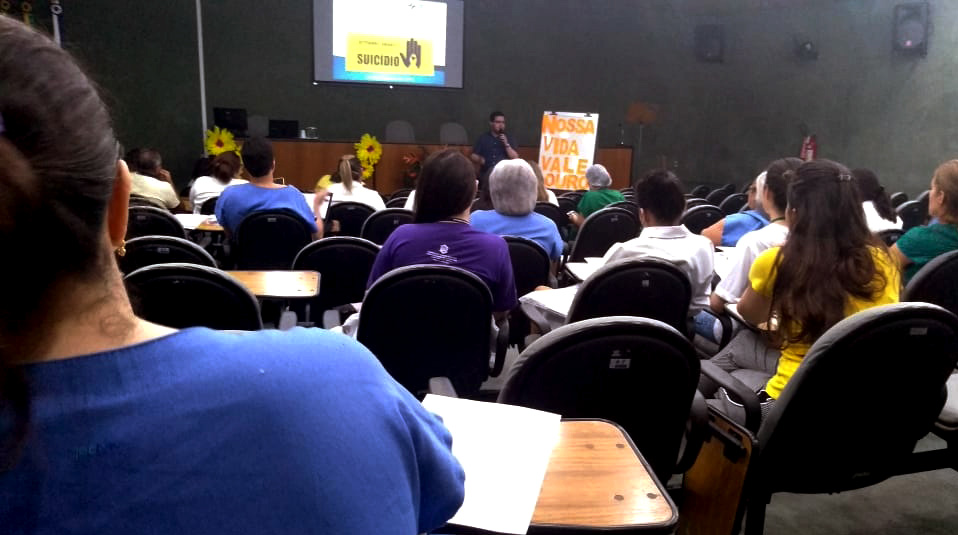 Público acompanha palestra sobre prevenção ao suicídio no Auditório do IJF.