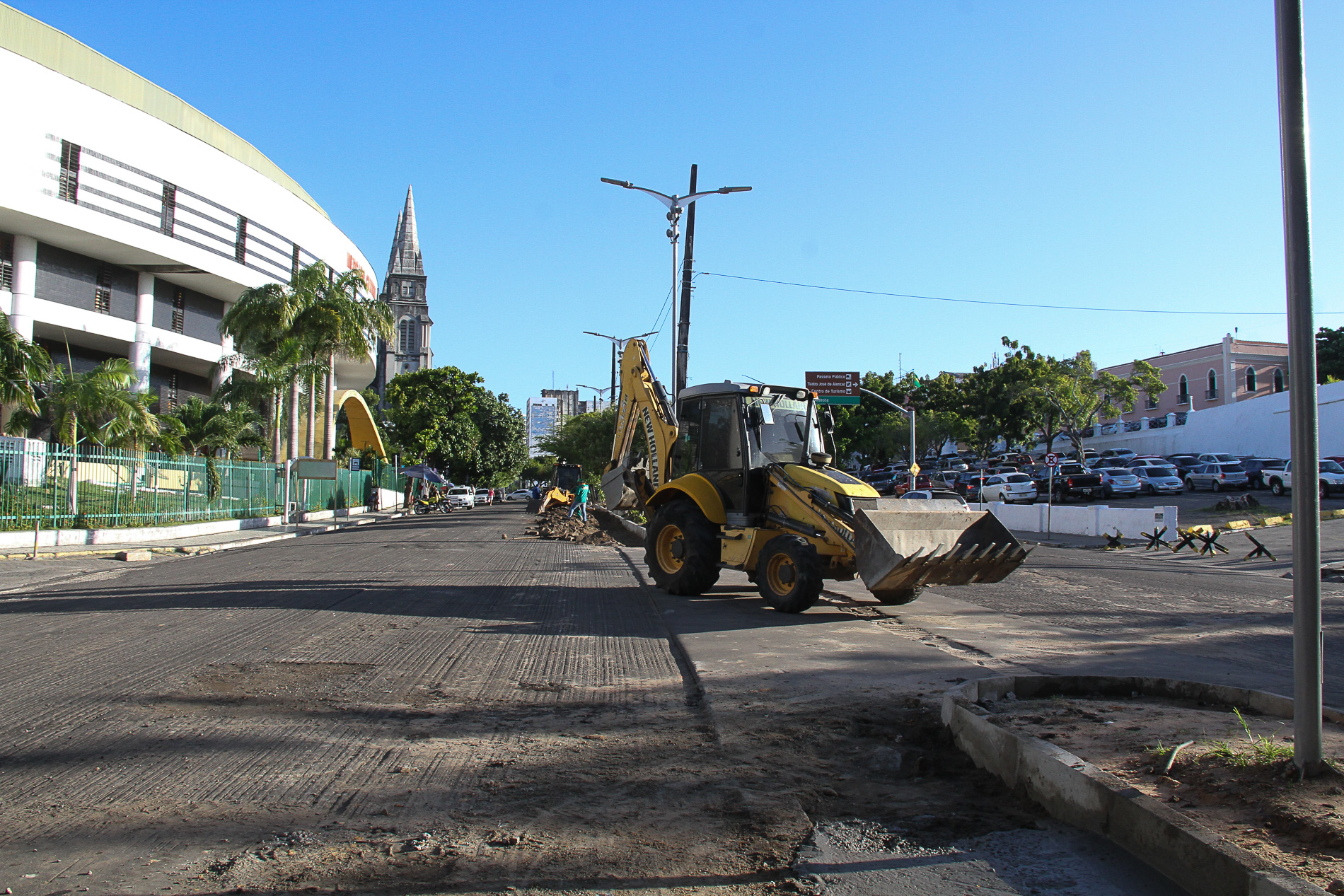escavadeira trabalha na avenida alberto nepomuceno