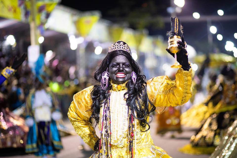 Cortejo de Maracatus na avenida Domingos Olímpio durante o Carnaval de Fortaleza