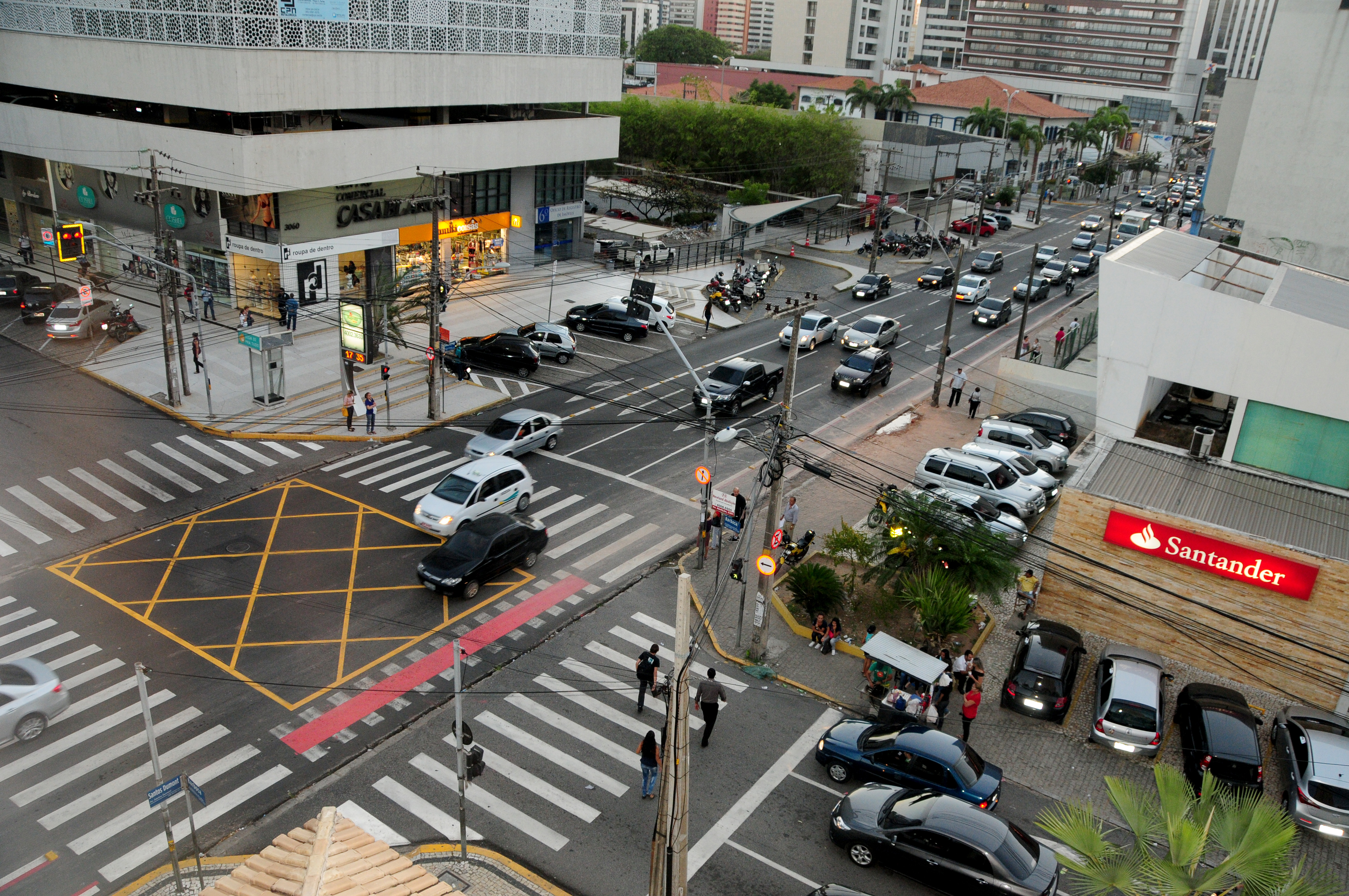 foto do cruzamento da avenida santos dumont com rua barbosa de freitas