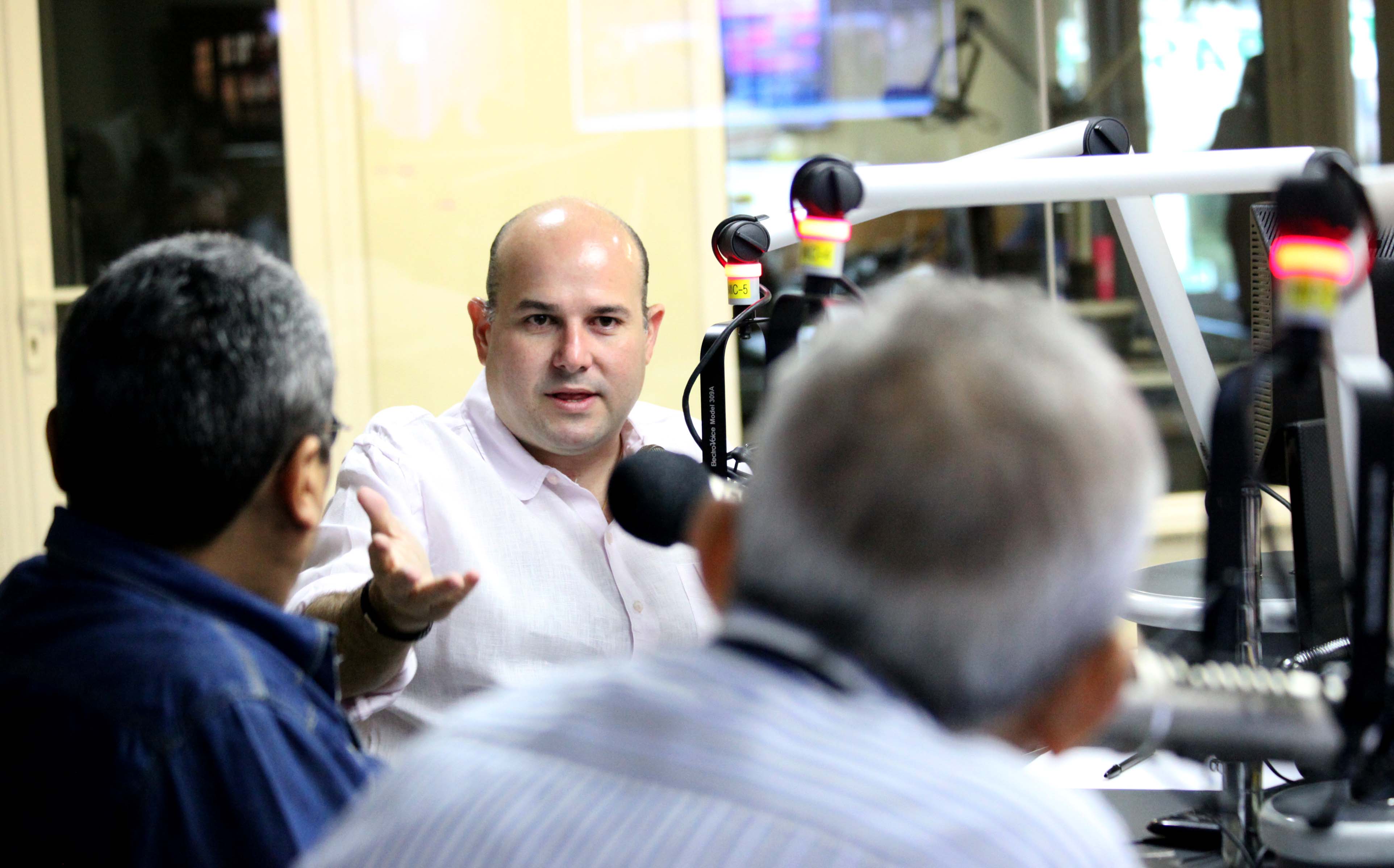 Prefeito Roberto Cláudio concede entrevista em estúdio de rádio