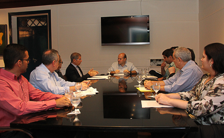 prefeito reunido com empresários em seu gabinete