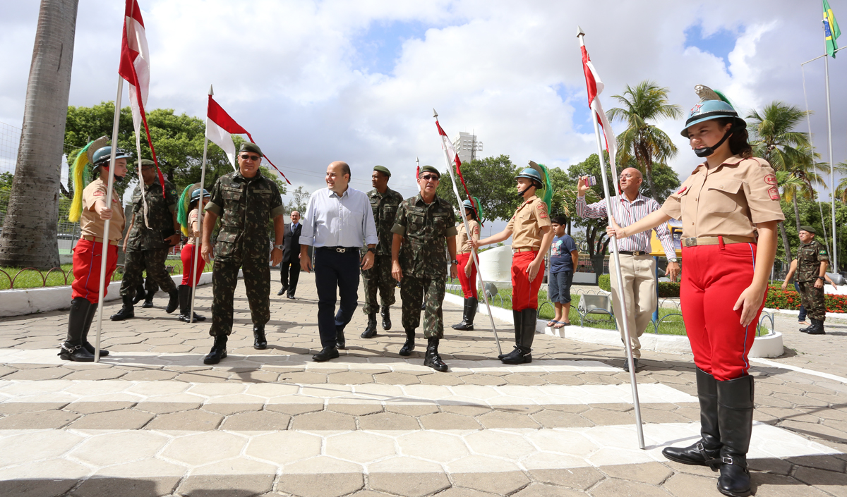 prefeito roberto cláudio caminha entre alunos do colégio militar