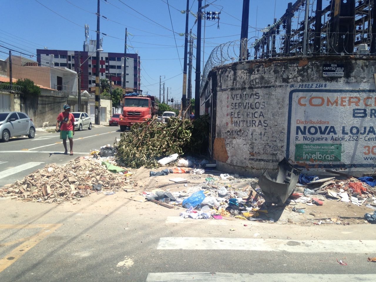 Ponto de lixo crônico localizado no cruzamento das Ruas Capitão Melo com Eduardo Bezerra