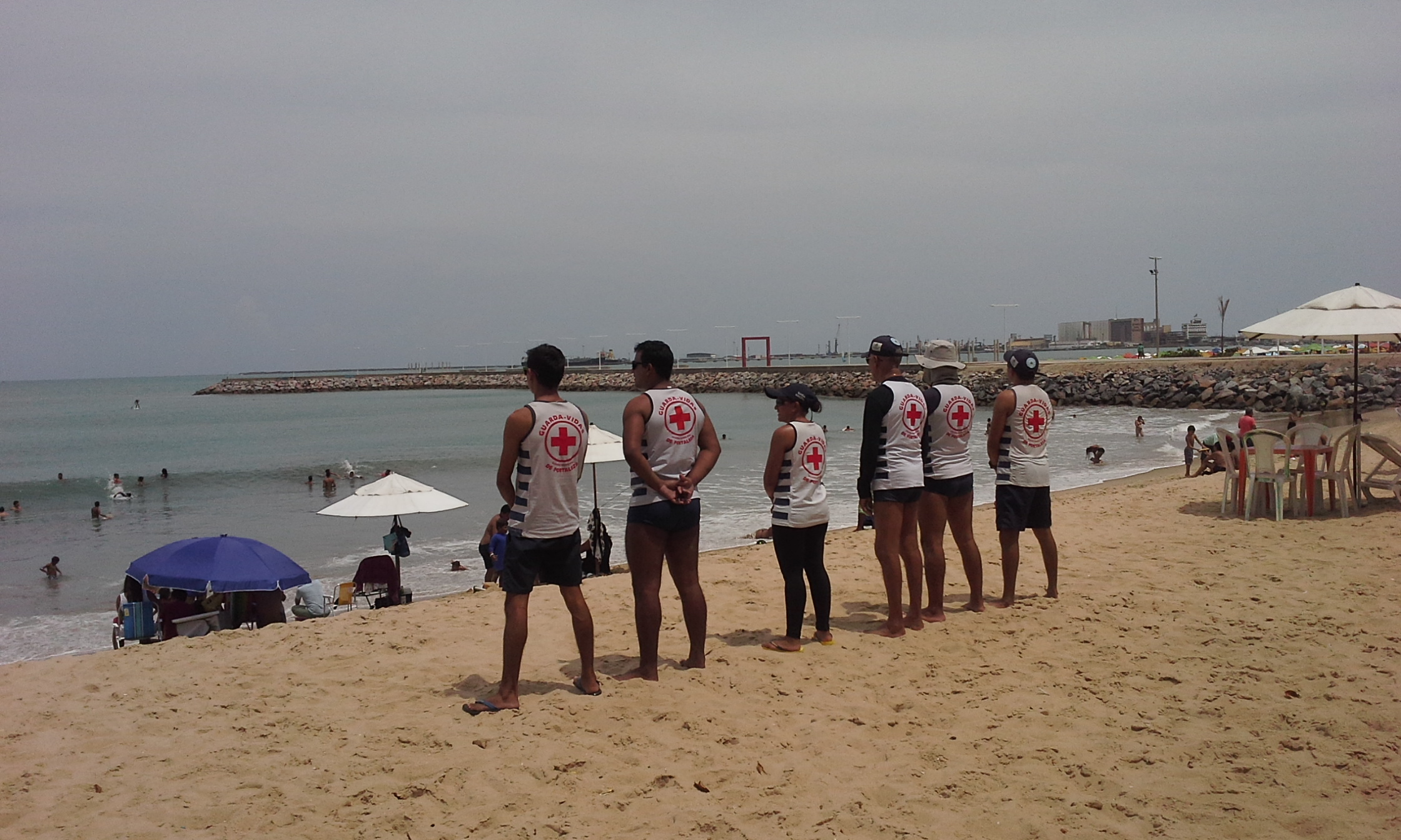 Guarda-vidas observam os banhistas no Aterro da Praia de Iracema