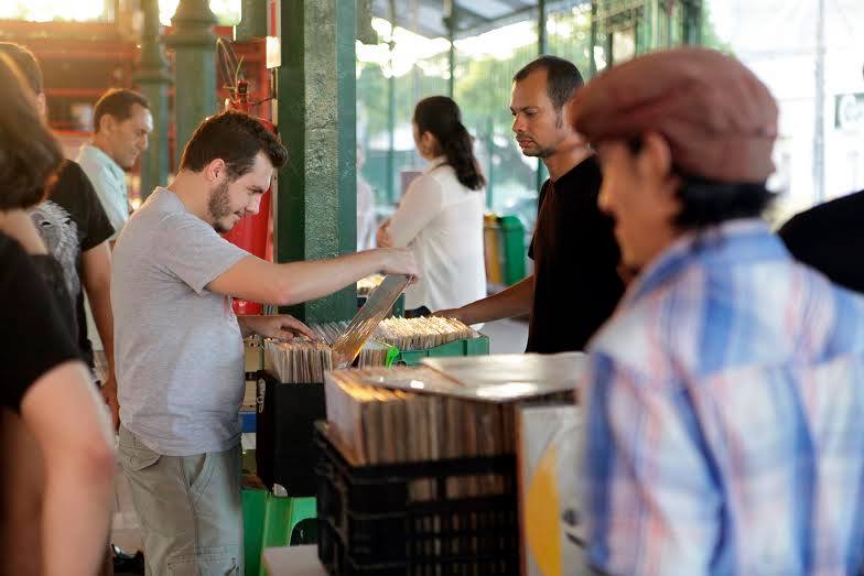 Frequentadores da Mercado dos Pinhões escolhem encartes de vinil durante a Feira Afins de Vitrola