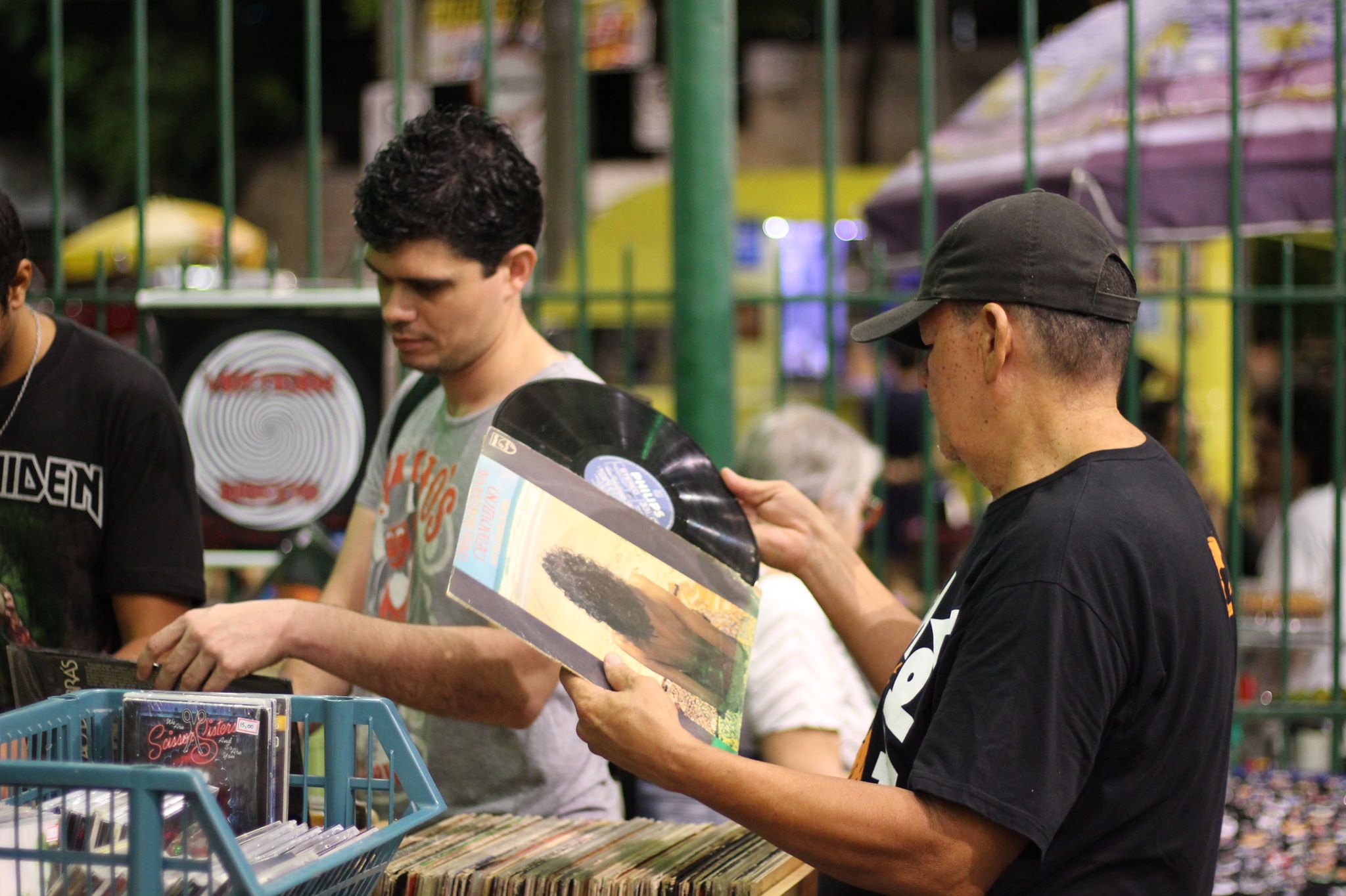 Visitantes da Feira Afins de Vitrola escolhem discos de vinil no Mercado dos Pinhões