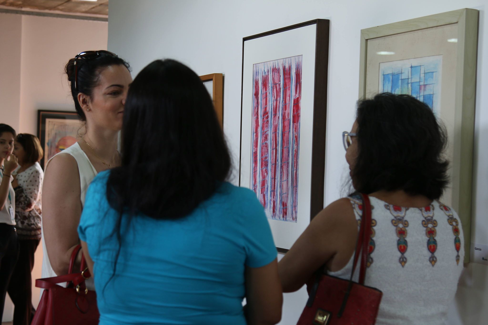 Mulheres visitam exposição no Centro Cultural Belchior