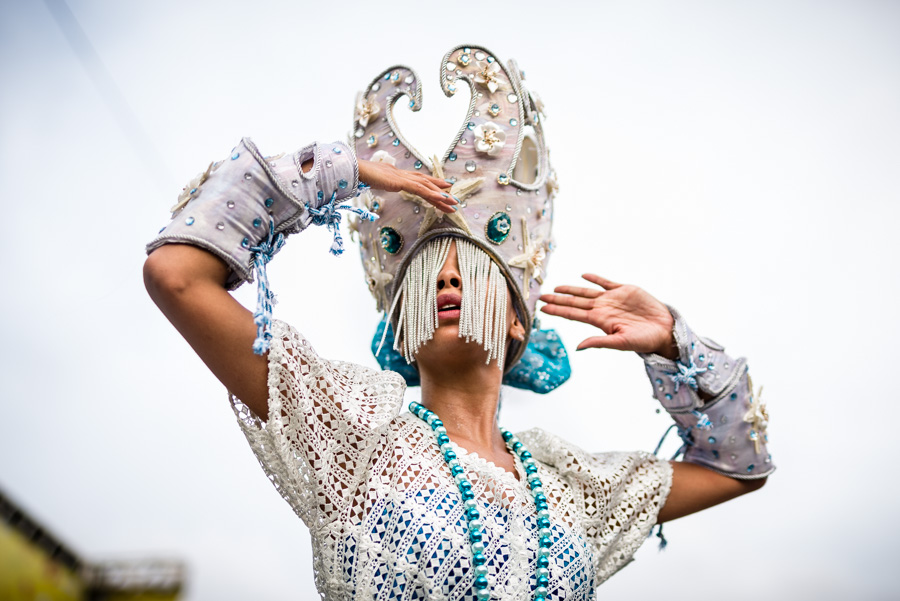 Mulher fantasiada de Orixá desfilando no Carnaval