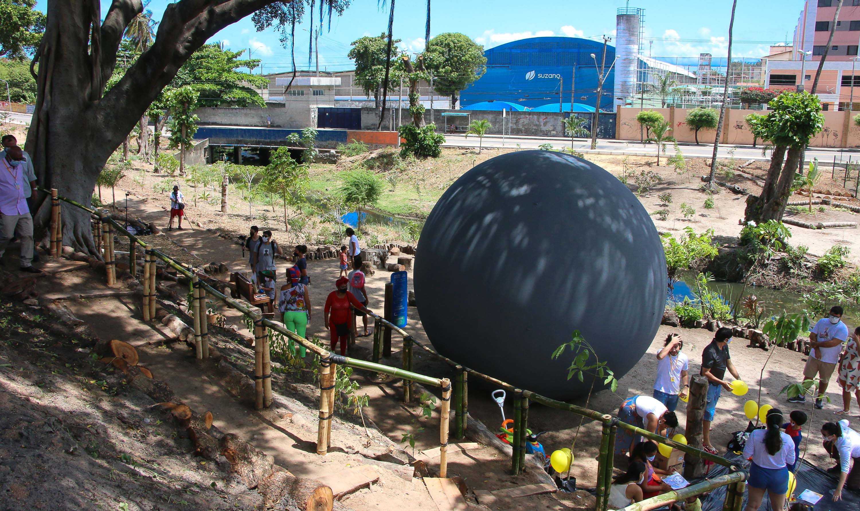 uma bolha cinza com cerca de três metros de diâmetro instalada no micro parque