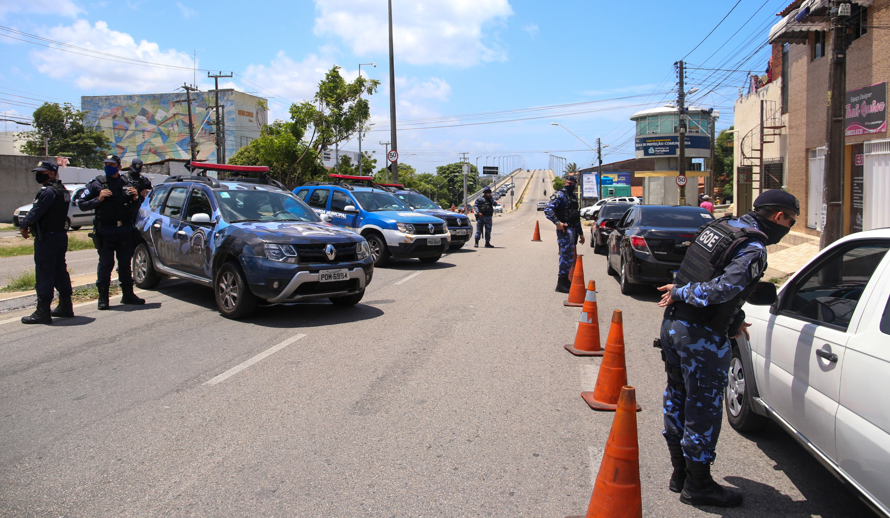 DEIC prende guarda municipal com arsenal em carro - Jornal Diário