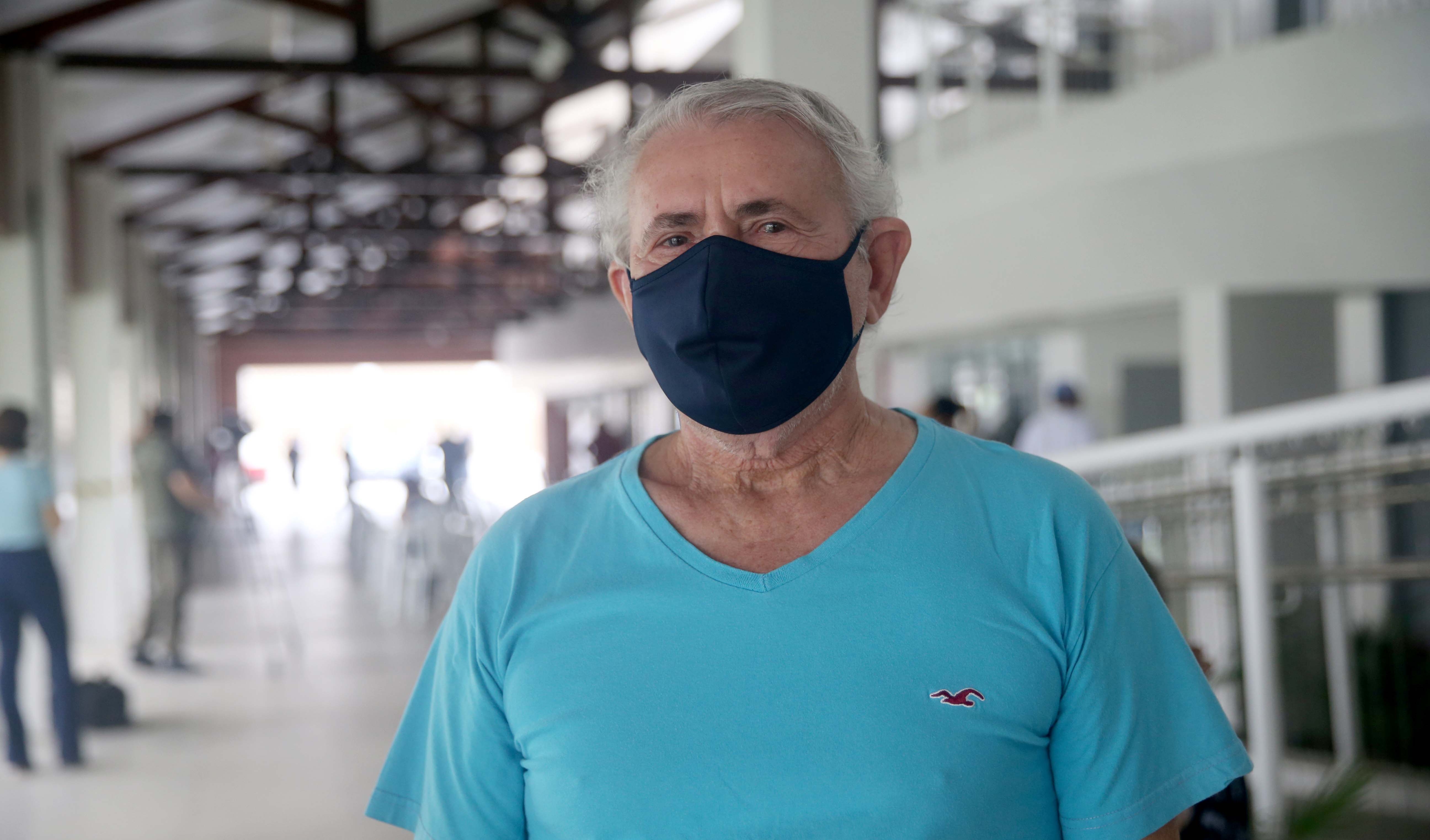 O idoso José Lenildo Pinheiro posa de máscara para a foto