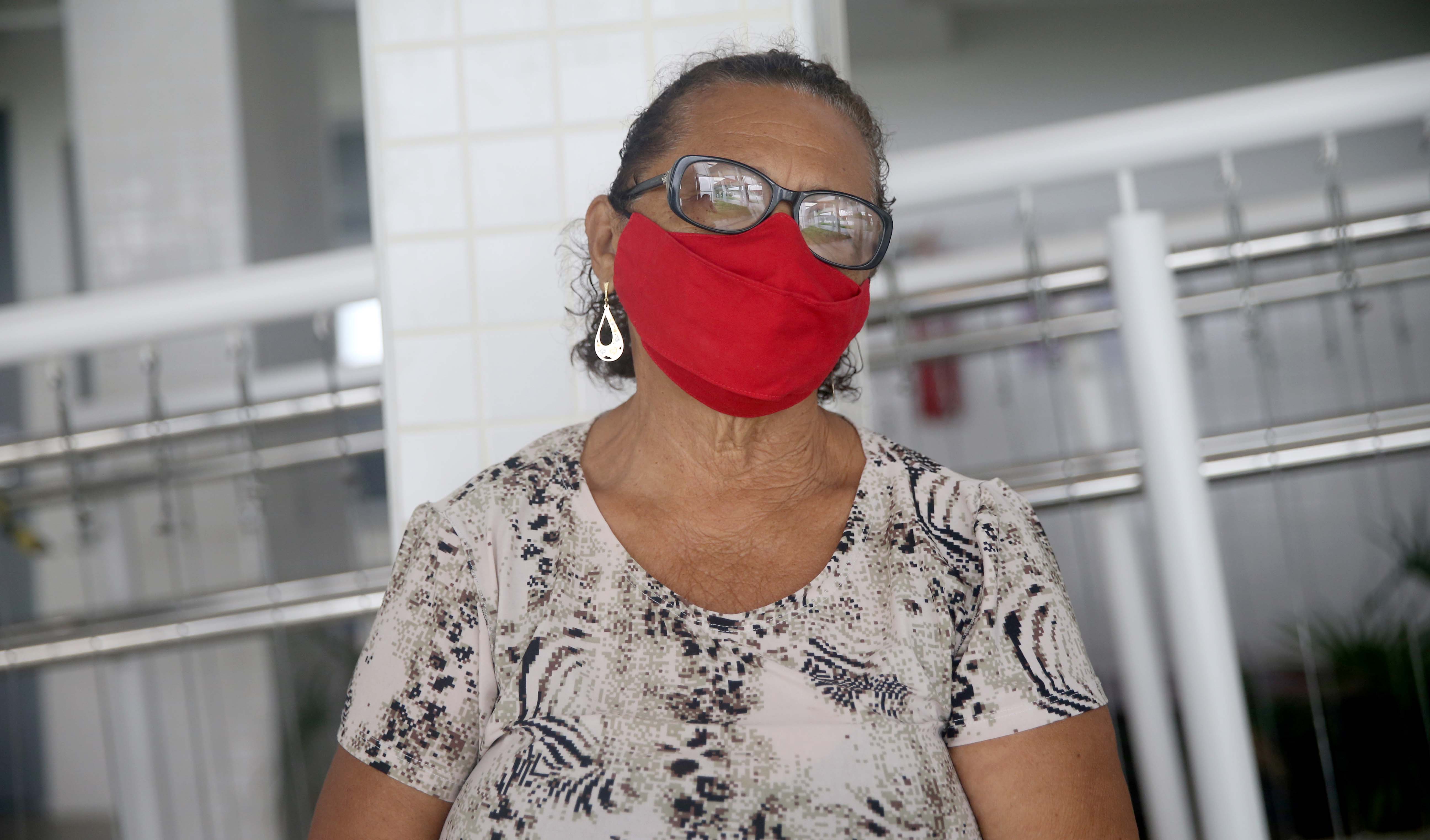 Maria Alves, conhecida como Bia, posa para a câmera de máscara