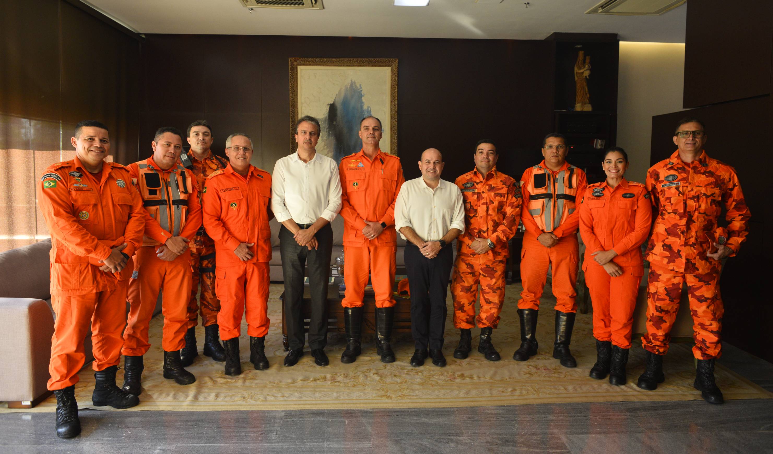 prefeito e governador em pé ao lado de bombeiros posando para foto