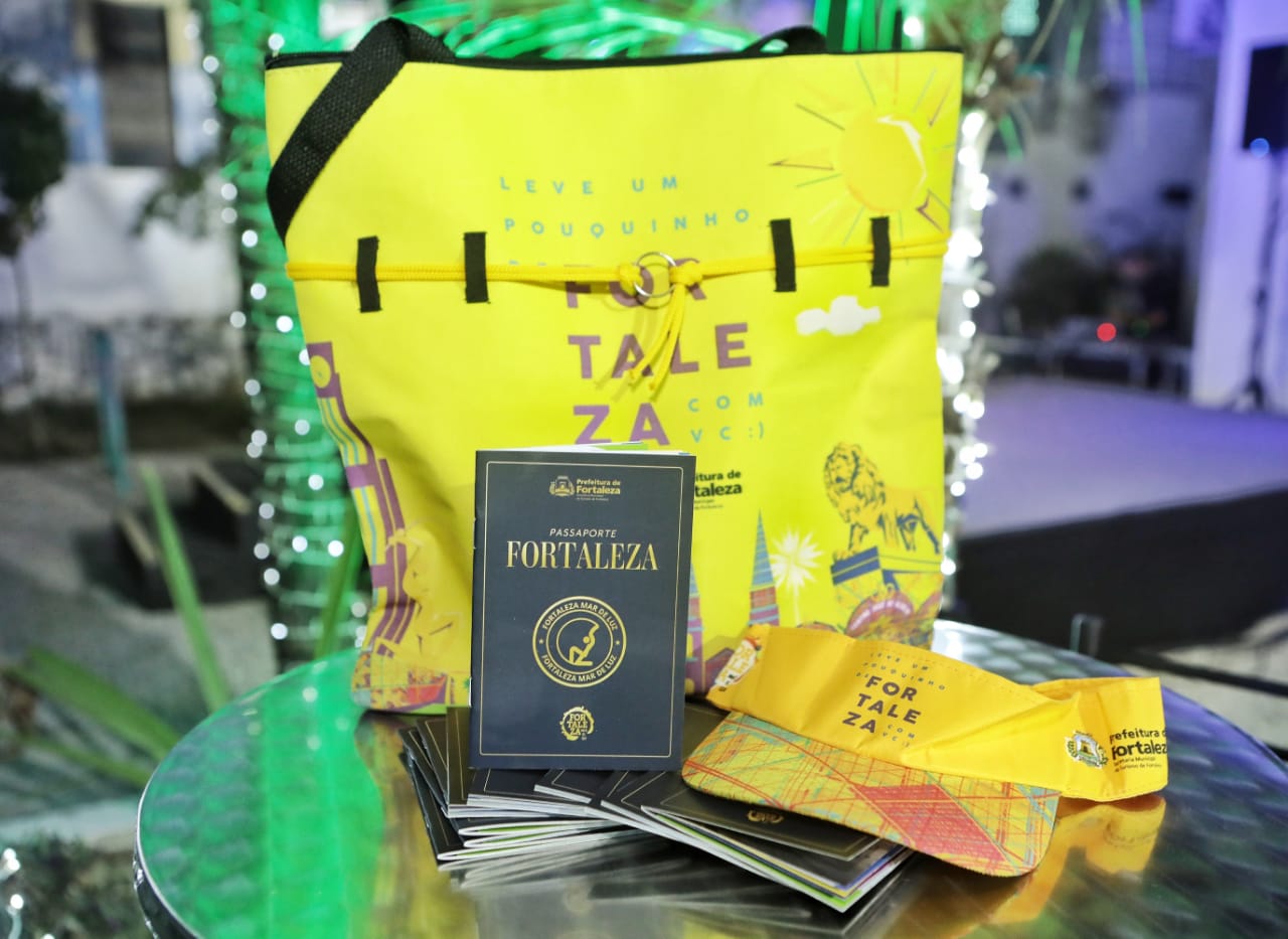 bolsa, passaporte e viseira em cima de mesa
