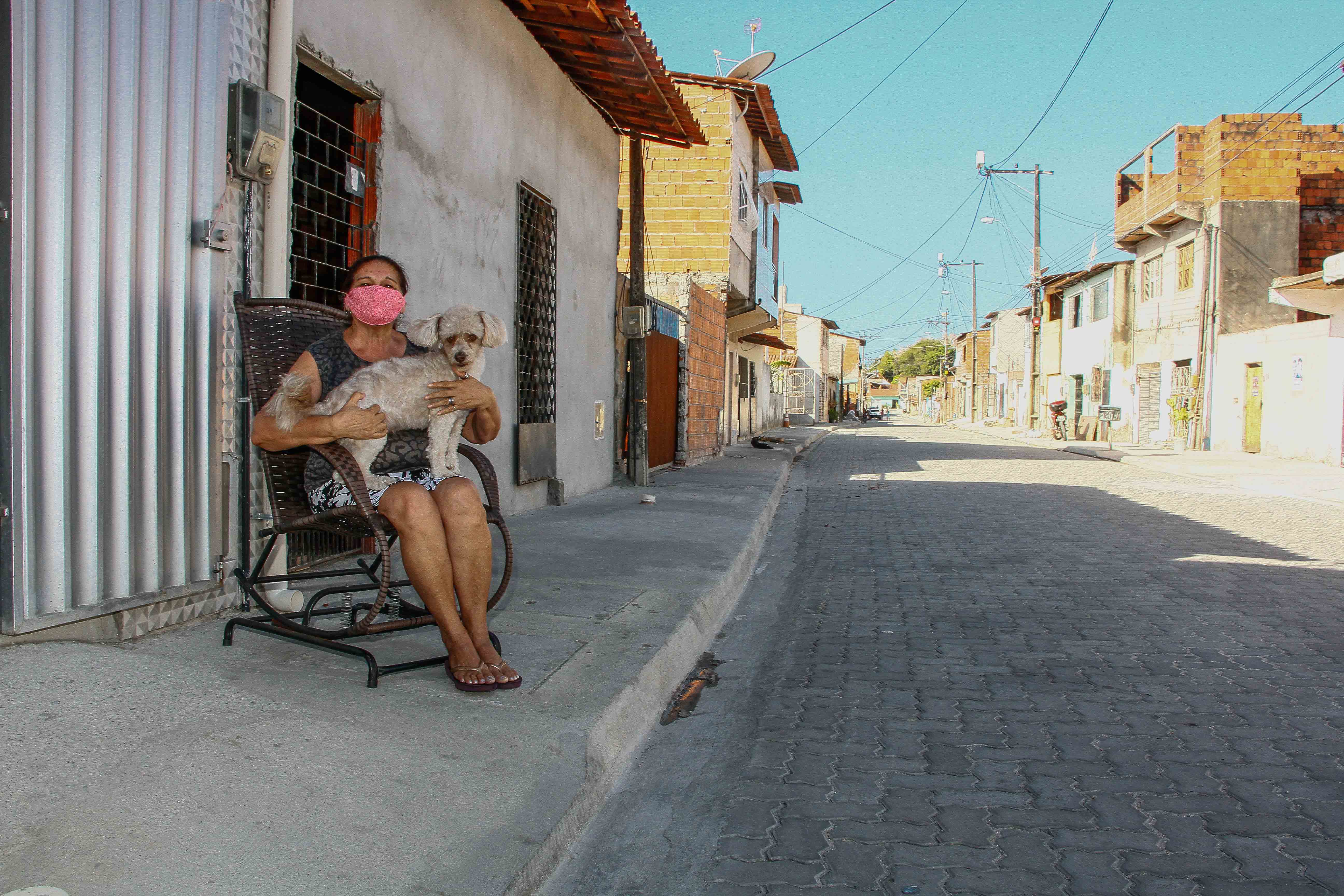 Rindo De Uma Jovem Dona De Casa Posando Durante a Limpeza Geral