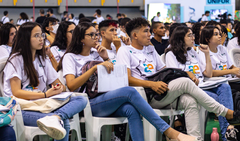 Alunos do Academia Enem durante aulão presencial no Ginásio Paulo Sarasate