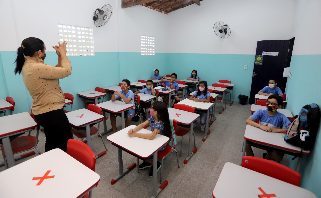 Alunos e professora em sala de aula