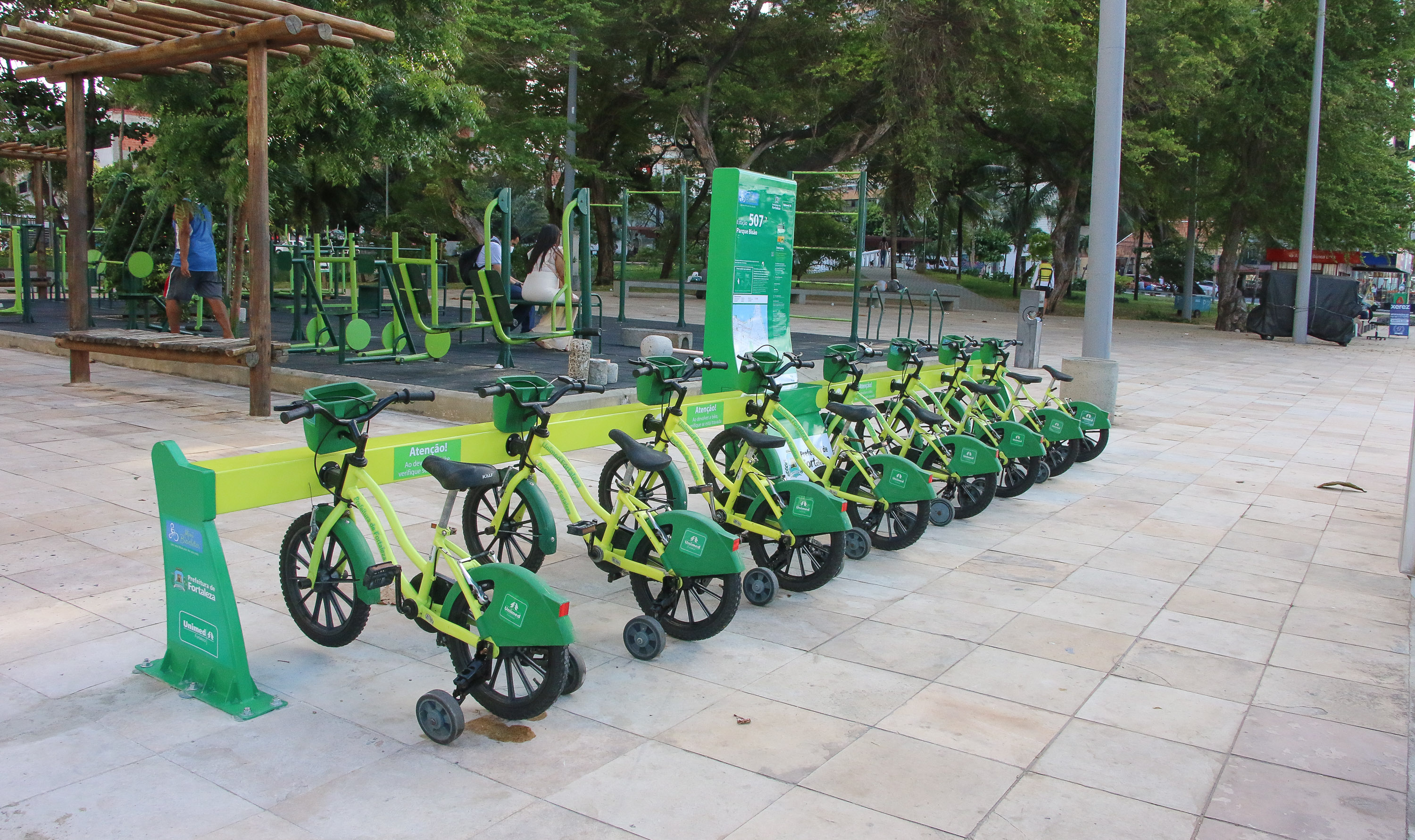 Nova estação de bicicletas infantis do Mini Bicicletar na Praça do Parque Bisão, na Avenida Beira Mar