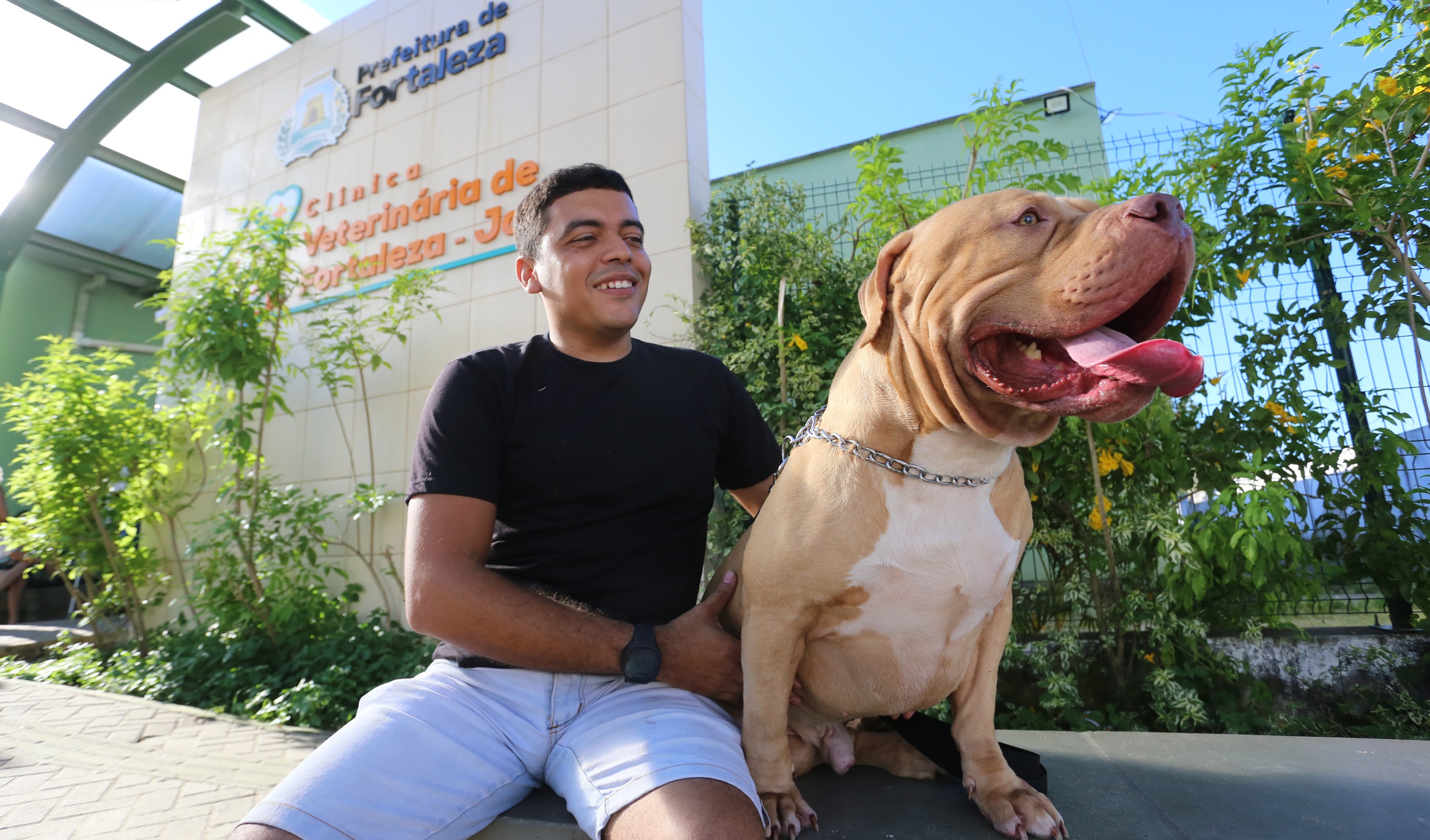 Tutor e cão posam para foto na frente da Clínica Veterinária de Fortaleza - Jacó