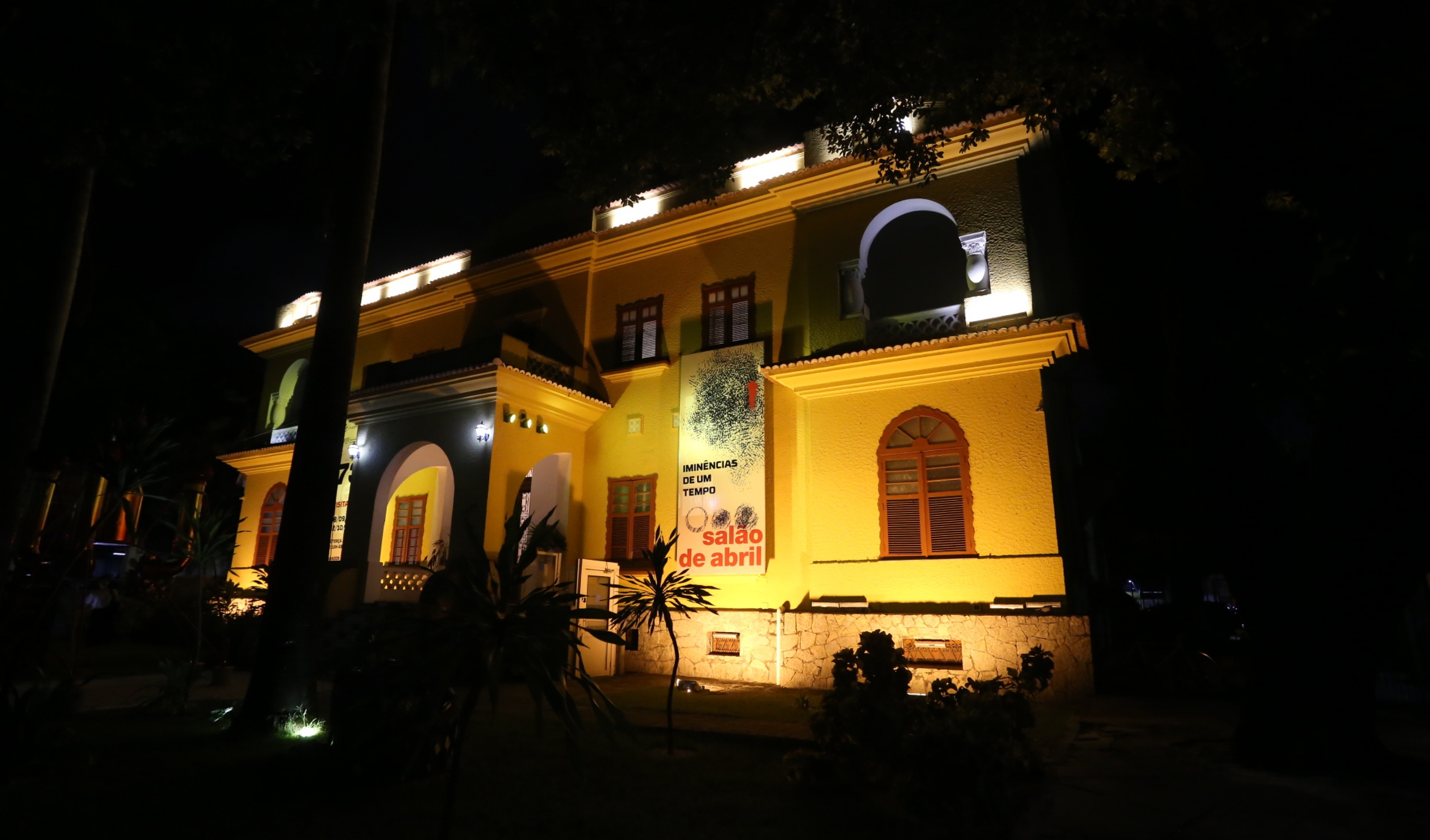Casa Barão de Camocim ganha iluminação amarela em alusão à campanha de prevenção ao suicídio