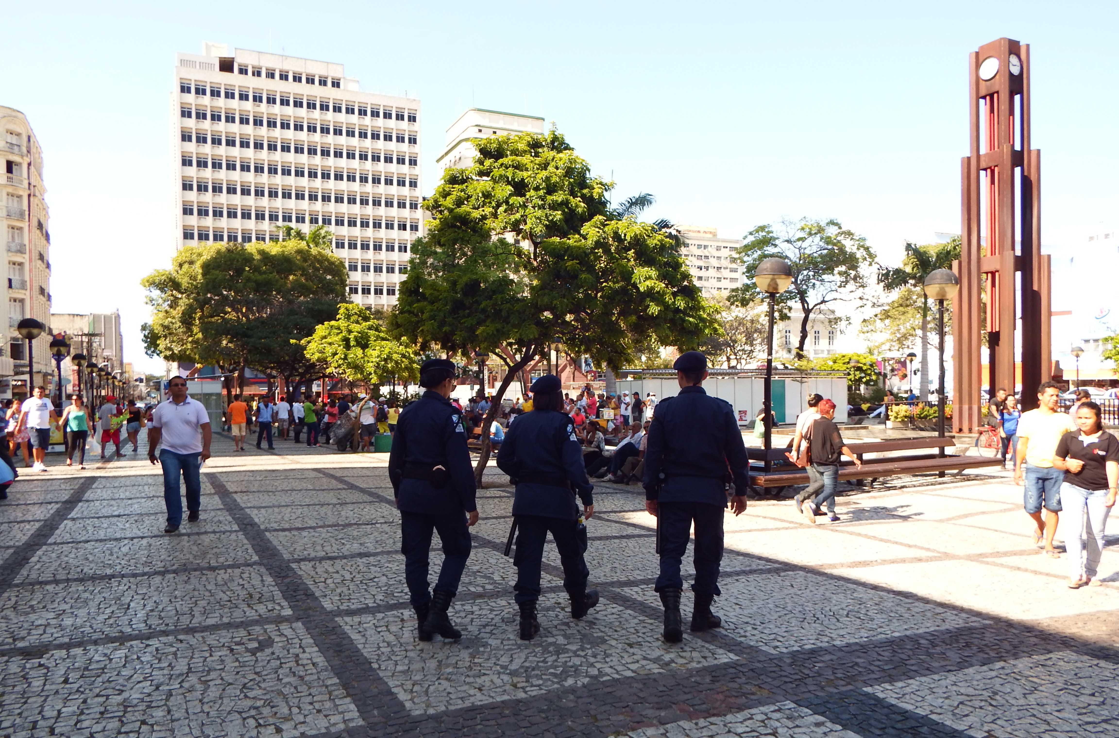 Imagem de Guardas Municipais caminhando pela Praça do Ferreira 