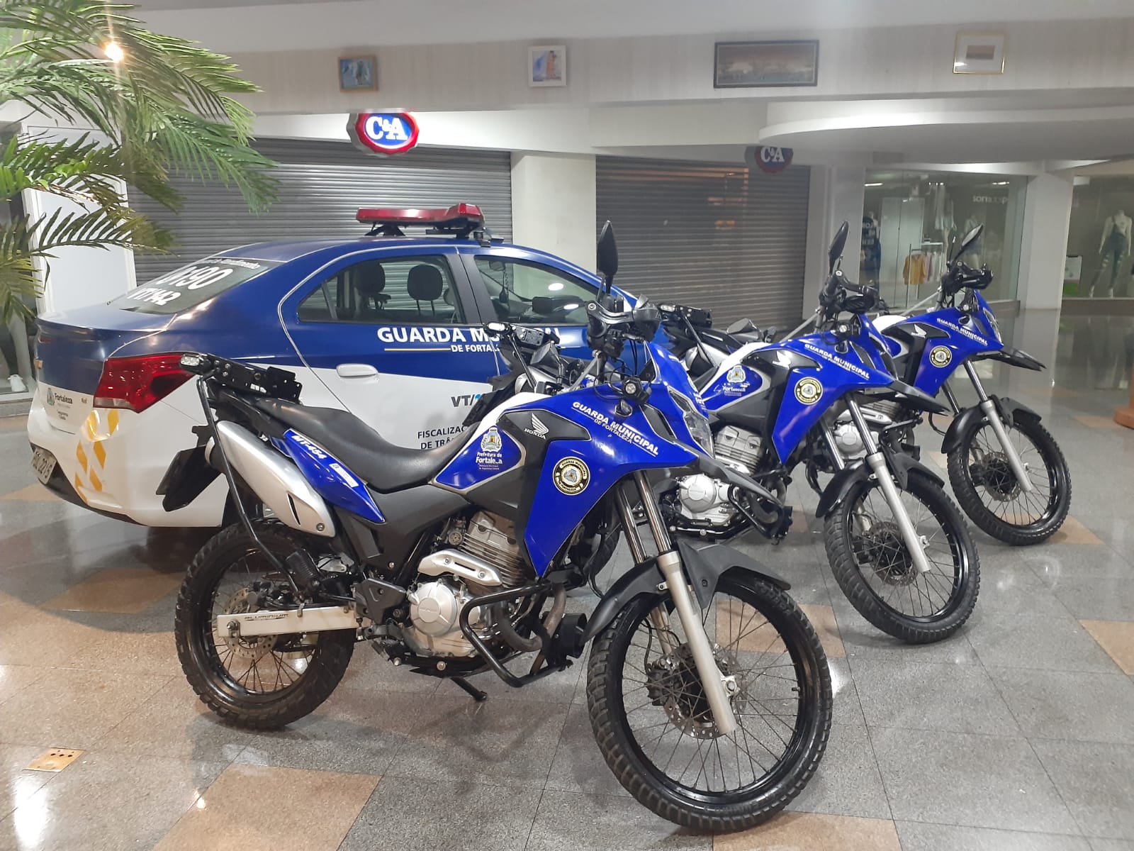 na imagem motocicletas e viaturas expostas da guarda municipal de Fortaleza 