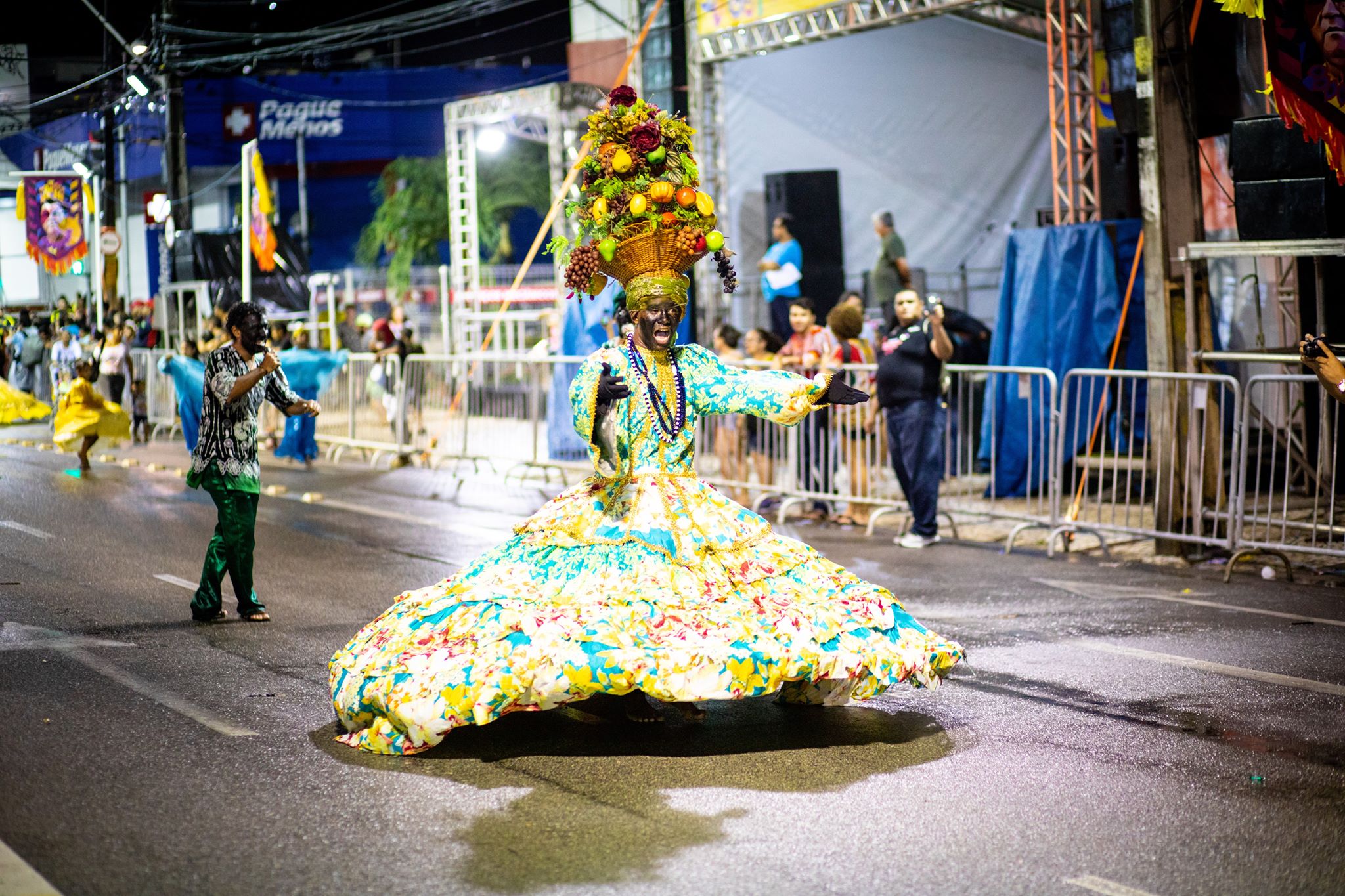Desfile de Maracatu no Carnaval da Avenida Domingos Olímpio