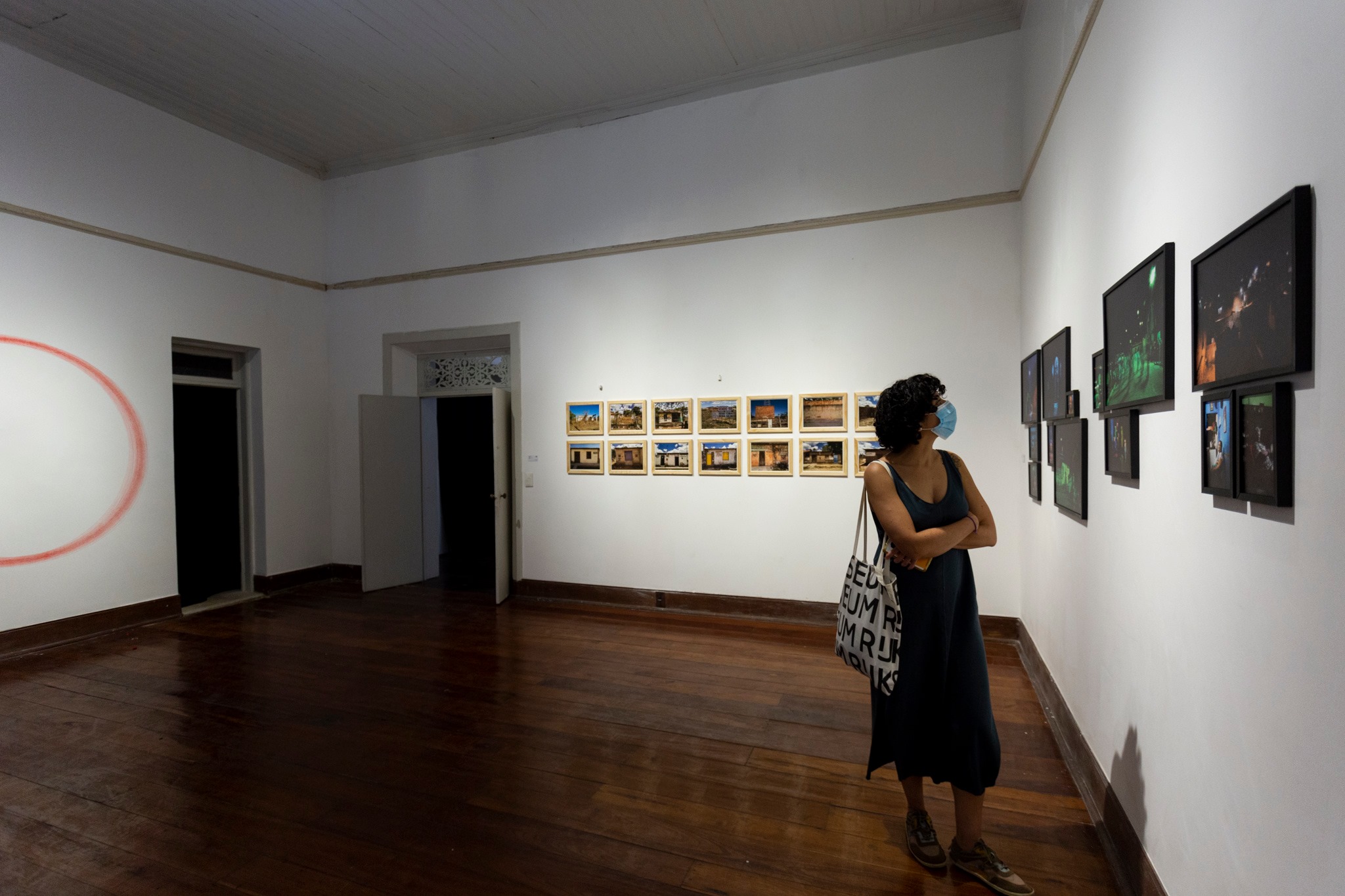 Visitante observa obras expostas no 71º Salão de Abril no Centro Cultural Casa do Barão de Camocim