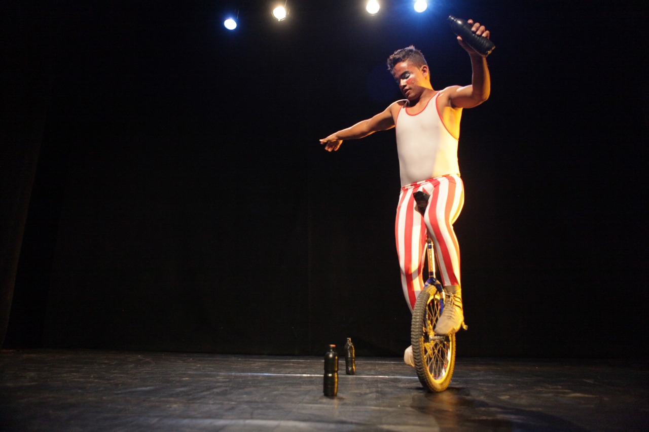 Artista circense realiza apresentação em um monociclo 